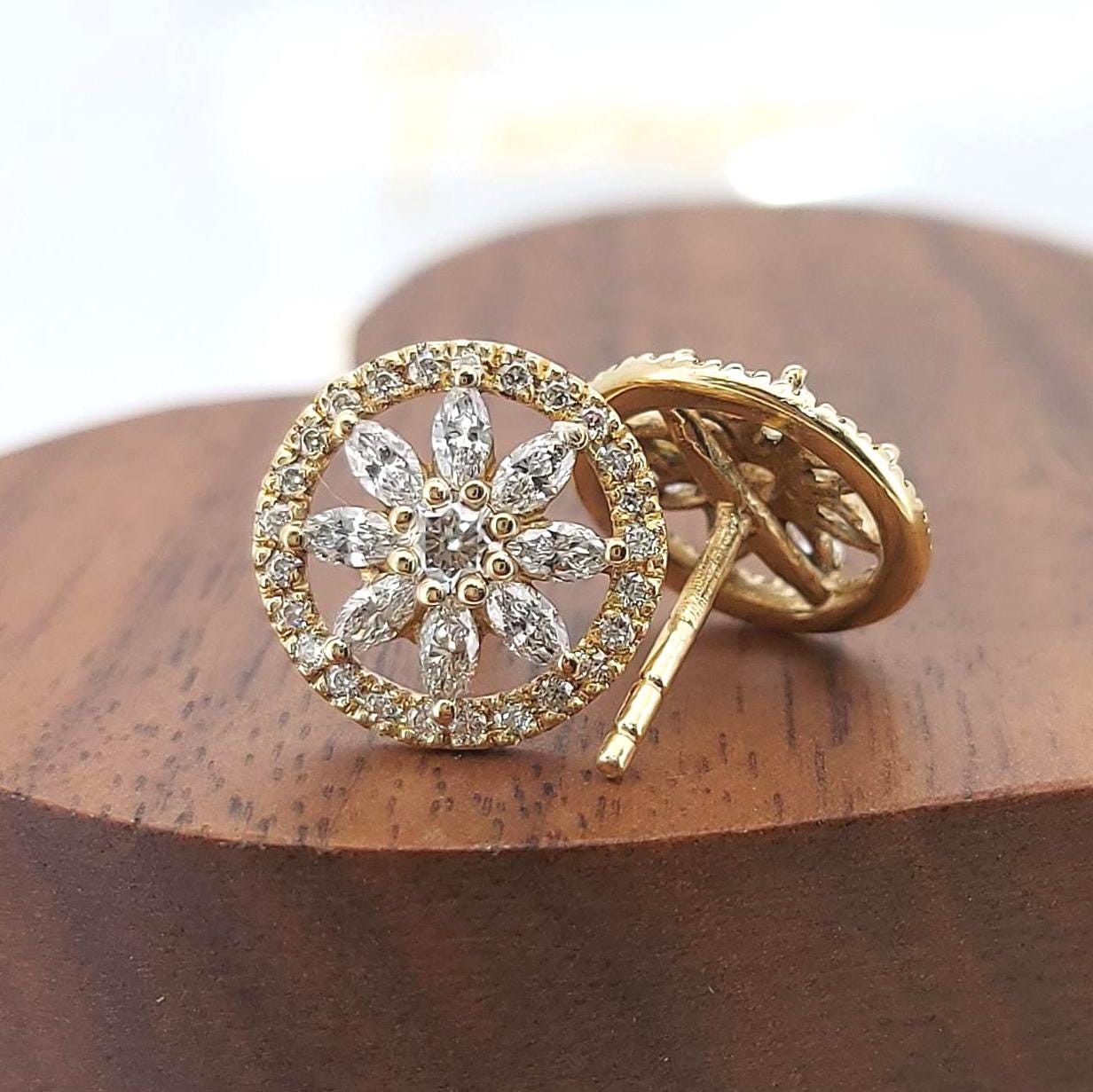 14k Diamant Blumen Ohrstecker im Marquise-Schliff, florale goldene Ohrstecker, zarte Alltags-Diamantohrringe, minimalistischer Schmuck, perfektes Geschenk Moissanite engagement ring in Gold or Platinum — custom handcrafted by Forever For Love