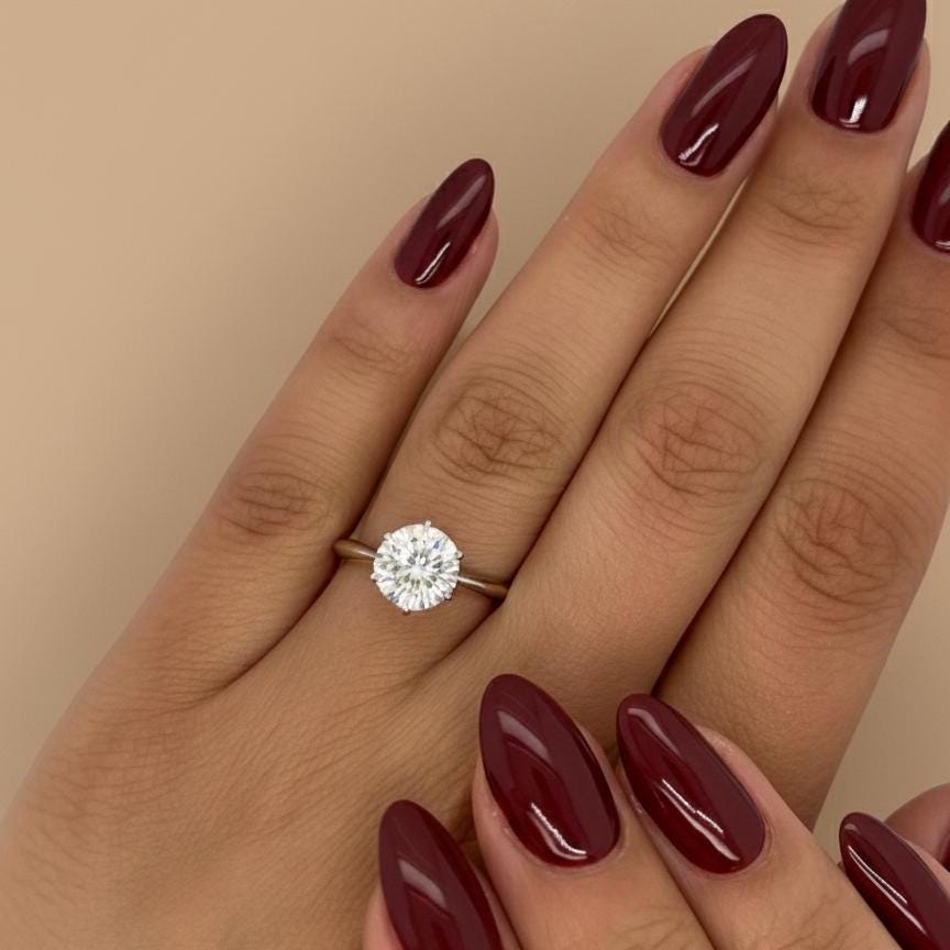 Bague de fiançailles solitaire en diamant rond de laboratoire de 1,58 carat certifié IGI Round cut 1Ct Moissanite taille brillant engagement ring in Gold or Platinum — custom handcrafted by Forever For Love