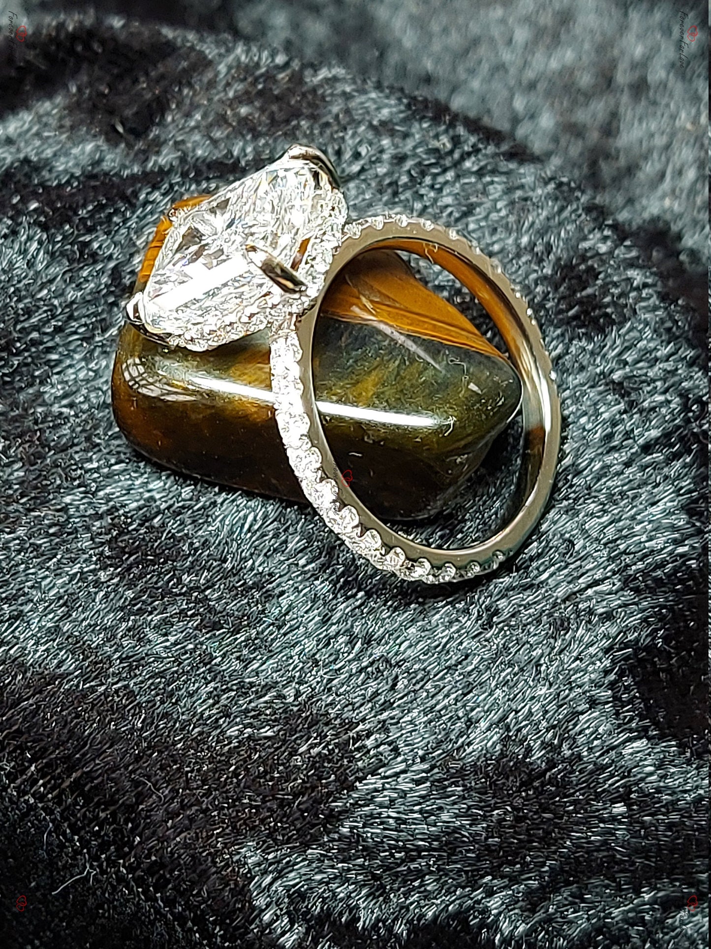 3,5 Karat IGI-zertifizierter Radiant Labordiamant Hidden Halo Verlobungsring Radiant cut Moissanite engagement ring in 935 Argentium Silber — custom handcrafted by Forever For Love