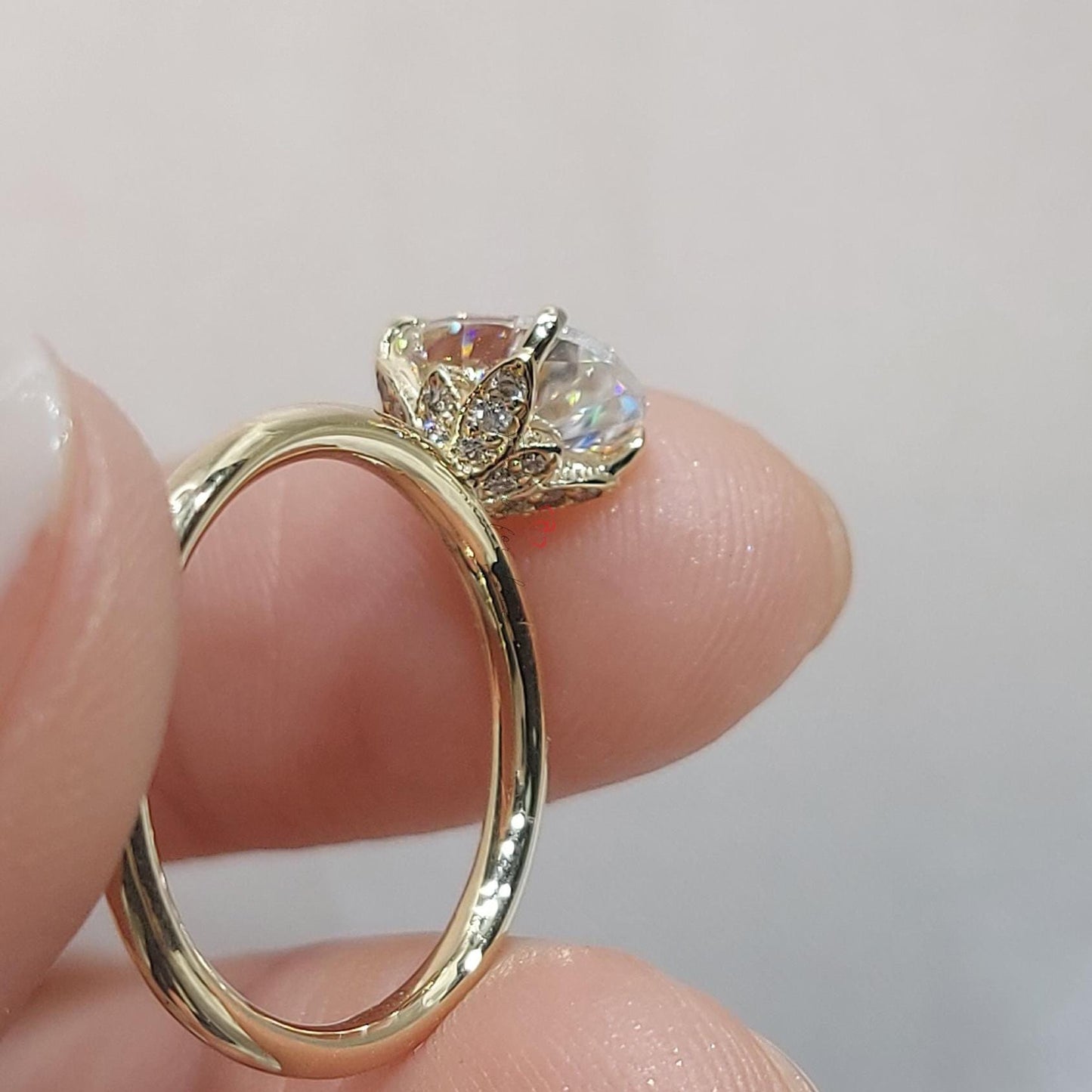 Ovaler Diamant, Moissanit Verlobungsring Oval cut Moissanite engagement ring in Gold or Platinum — custom handcrafted by Forever For Love