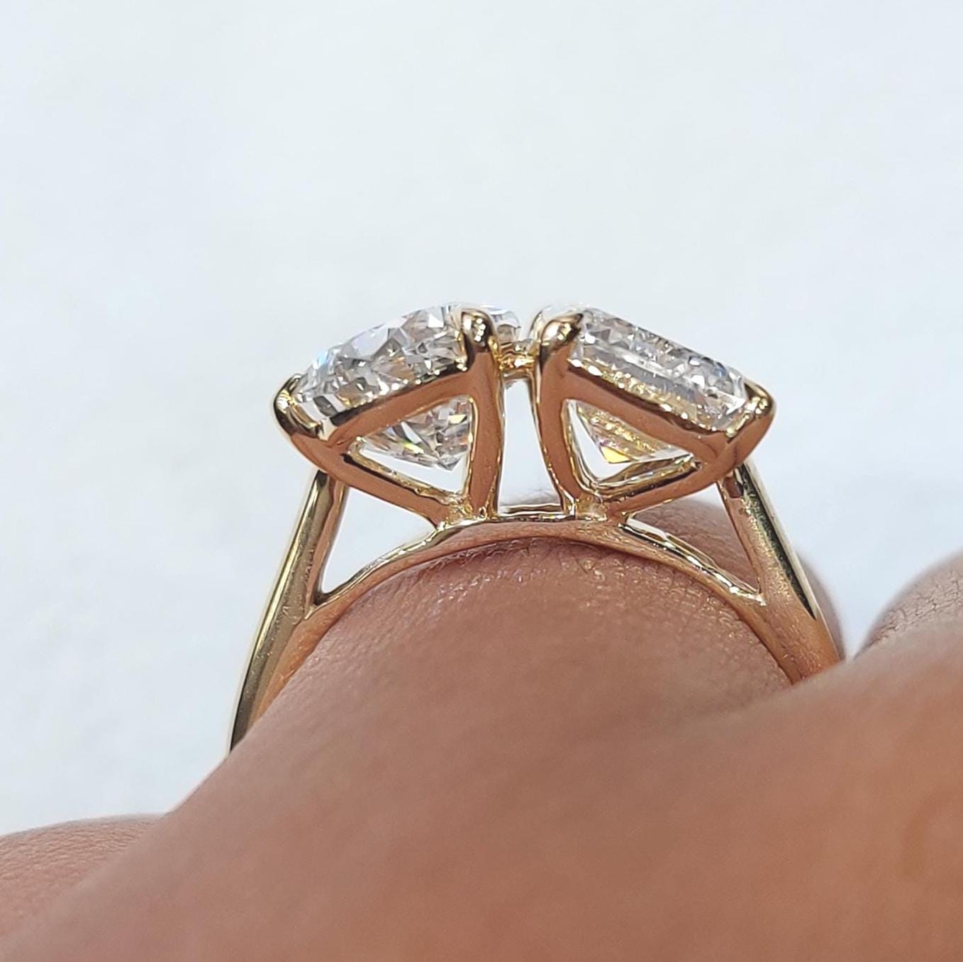 4.5 Karat Smaragd Labordiamant-Verlobungsring Emerald cut Moissanite engagement ring in Gold or Platinum — custom handcrafted by Forever For Love