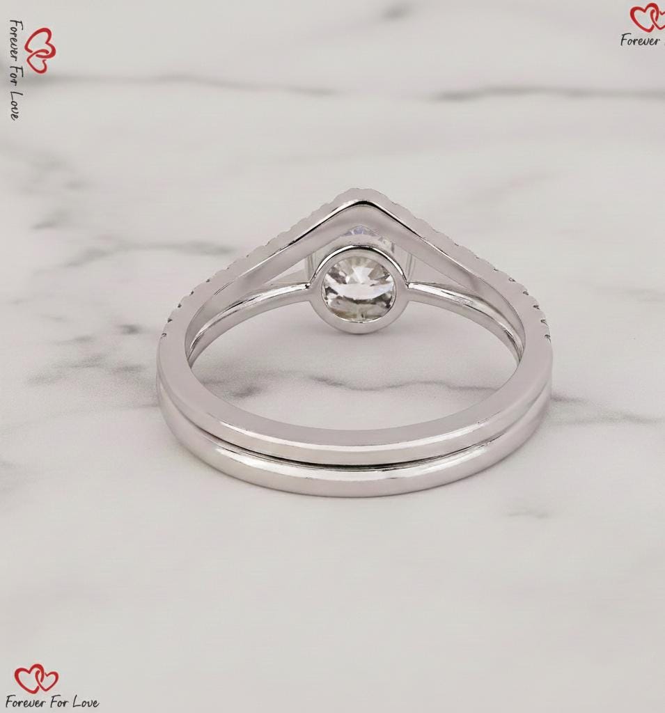 Parure de mariage en diamants ronds de laboratoire certifiés IGI Round cut Moissanite taille brillant engagement ring in Gold or Platinum — custom handcrafted by Forever For Love