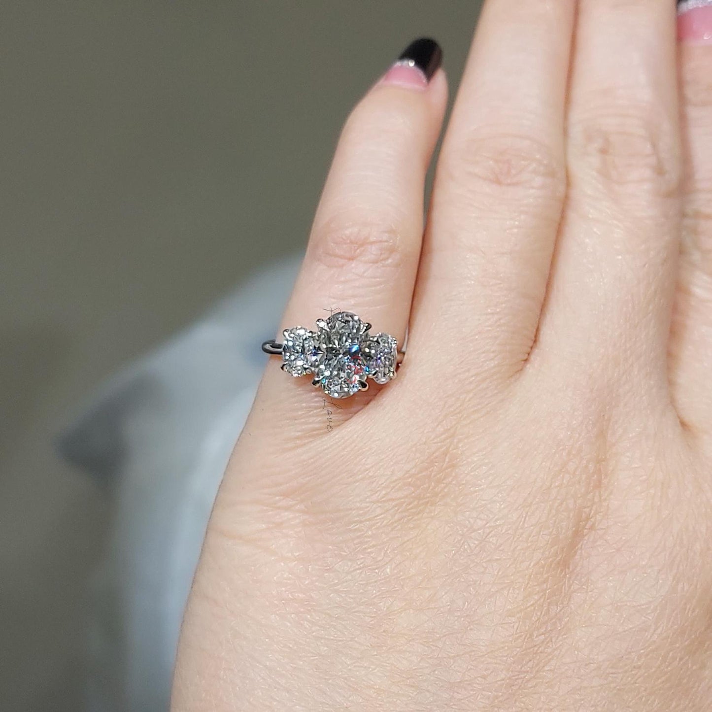 3 Karat IGI zertifizierter ovaler Labordiamant Dreisteinring Oval cut Moissanite engagement ring in Gold or Platinum — custom handcrafted by Forever For Love