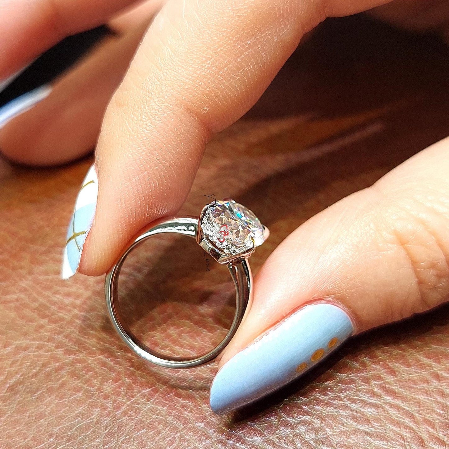 Verlobungsring mit ovalem Moissanit im Halo-Design Oval cut Moissanite engagement ring in 935er Argentium Silber — custom handcrafted by Forever For Love
