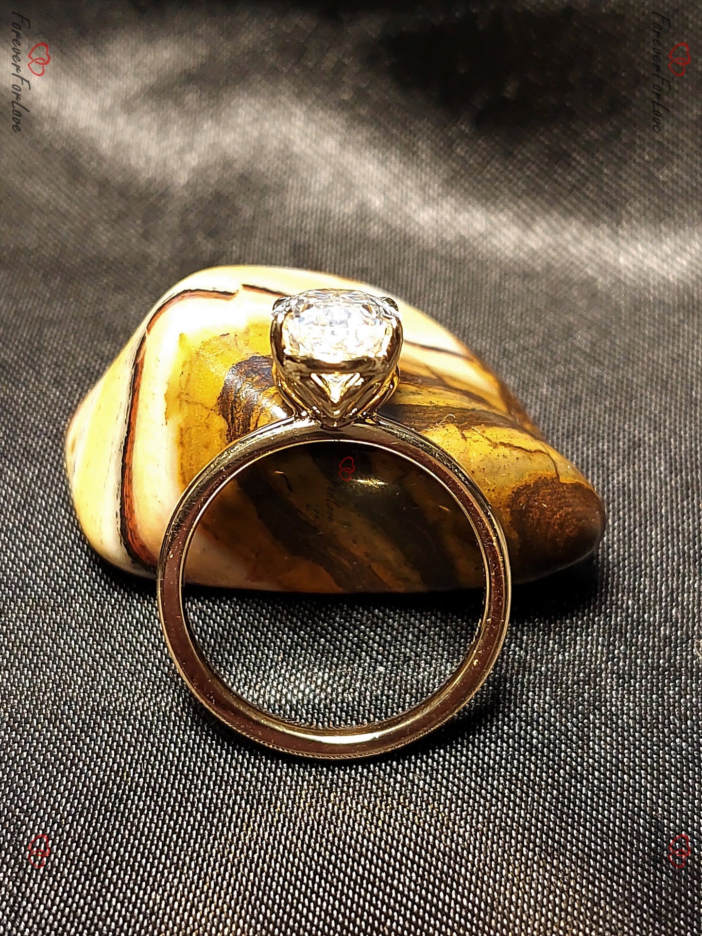 2 Karat ovaler Moissanit-Verlobungsring Oval cut Moissanite engagement ring in 935er Argentium Silber — custom handcrafted by Forever For Love