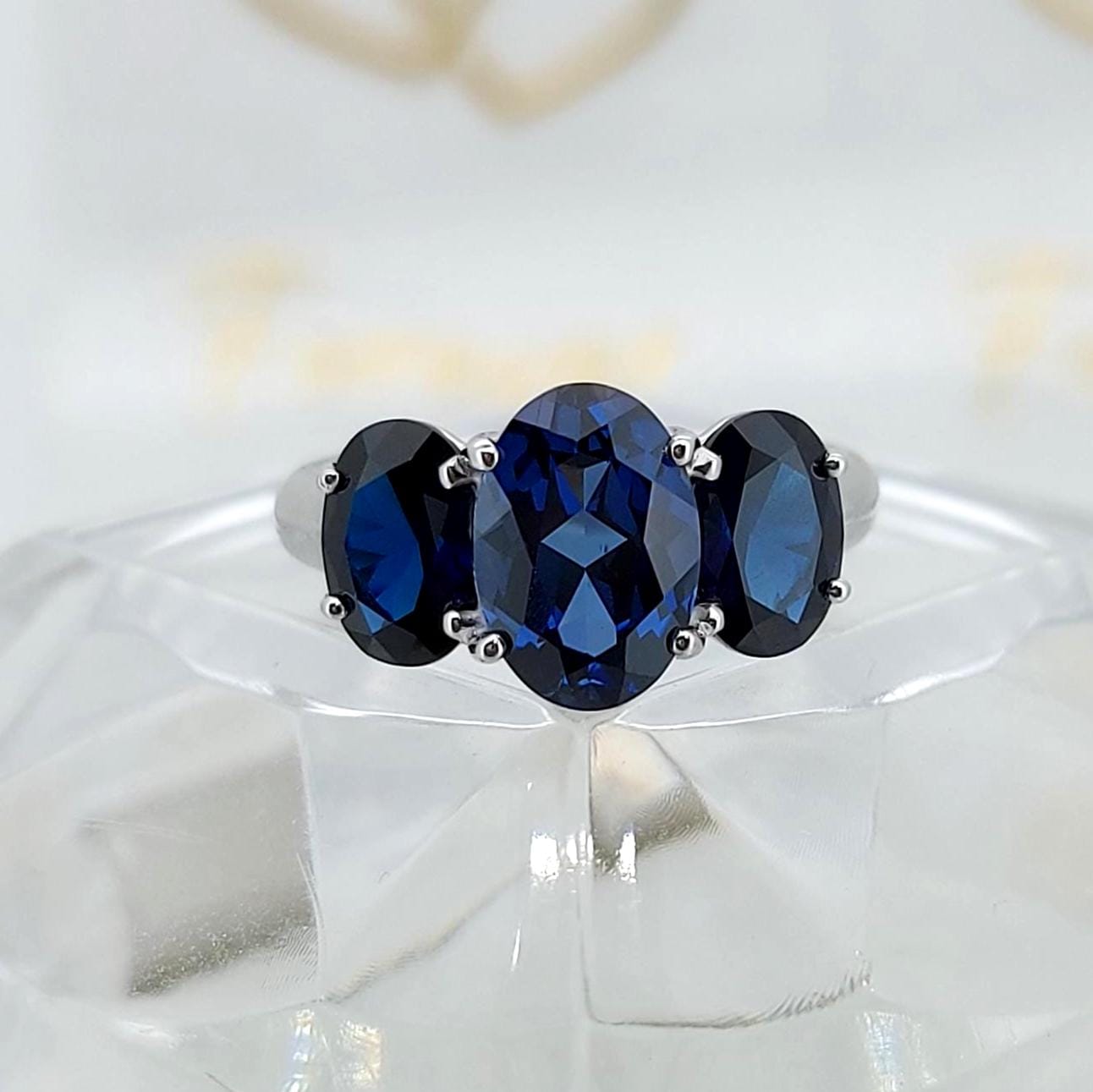 14k Ring mit oval geschliffenem, tief königsblauem Saphir, blauer Saphir, oval geschliffener Saphirring, im Labor hergestellter Saphir, ethisch unbedenklich, perfektes Geschenk Oval cut Moissanite engagement ring in 935 Argentium Silber — custom handcrafted by Forever For Love