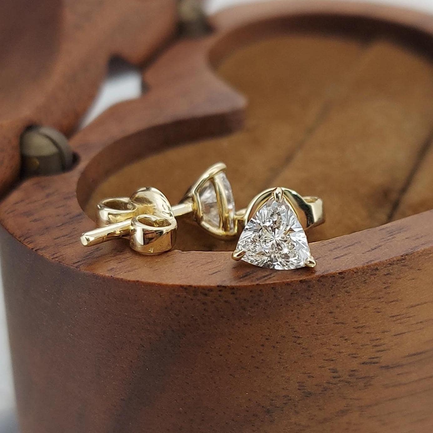 Boucles d'oreilles clous en diamant taille trillion 0,75 CTW, clous taille trillion, boucles d'oreilles en diamant, or massif 14K, boucles d'oreilles pour tous les jours, cadeau parfait Moissanite engagement ring in Gold or Platinum — custom handcrafted by Forever For Love