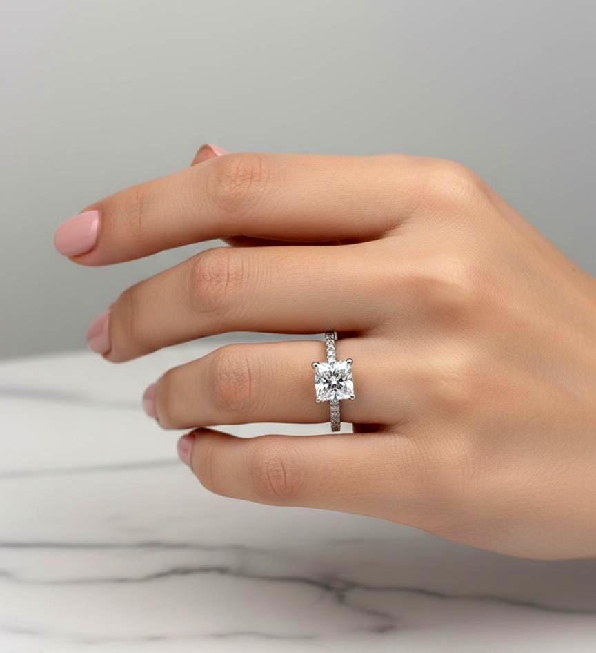 1,25 Karat Prinzessschliff Laborgefertigter Diamant Verlobungsring Princess cut Moissanite engagement ring in 935er Argentium Silber — custom handcrafted by Forever For Love