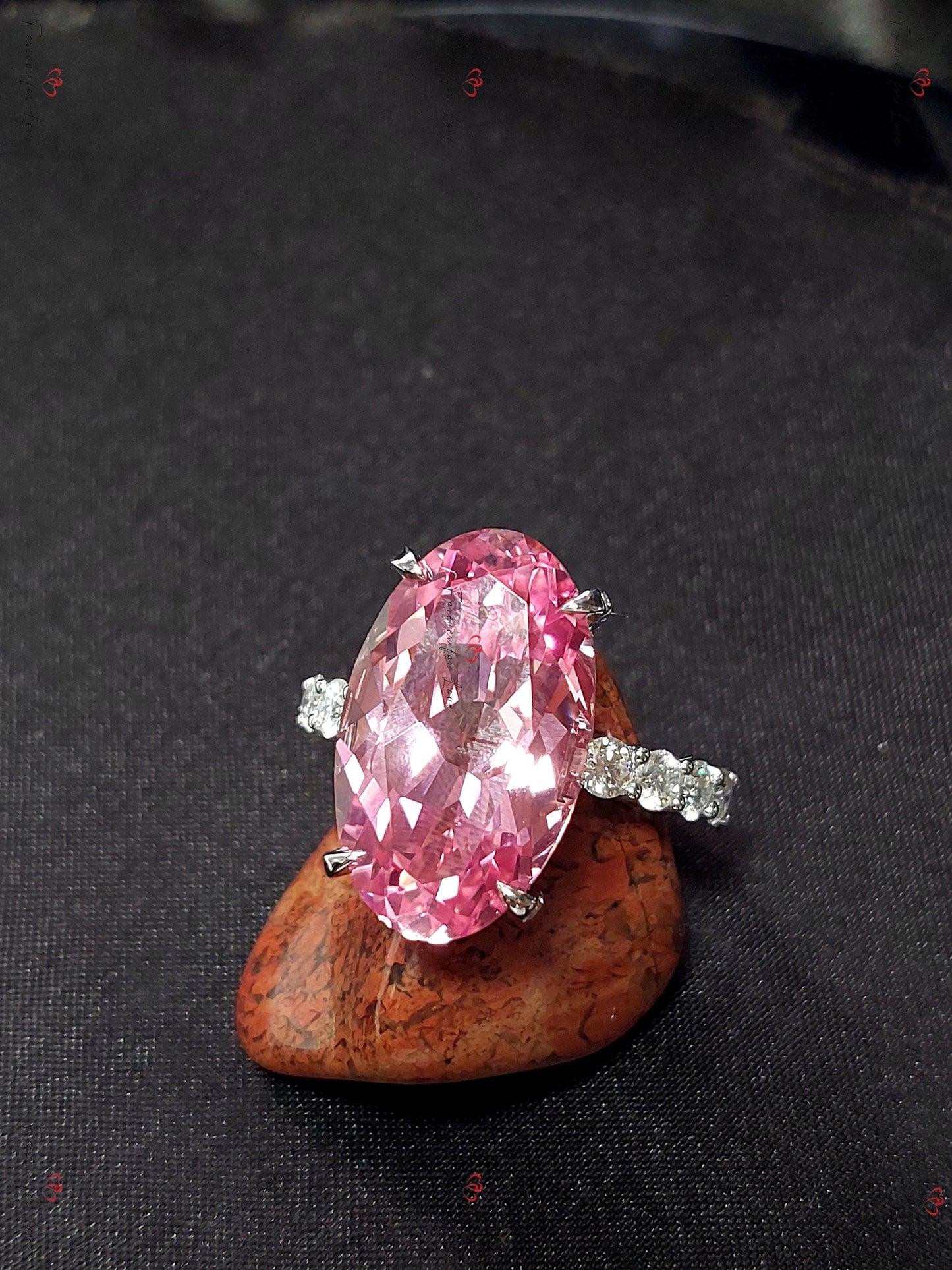 Bague de fiançailles avec saphir rose ovale de 10 carats Oval cut 1Ct Saphir naturel engagement ring in Gold or Platinum — custom handcrafted by Forever For Love