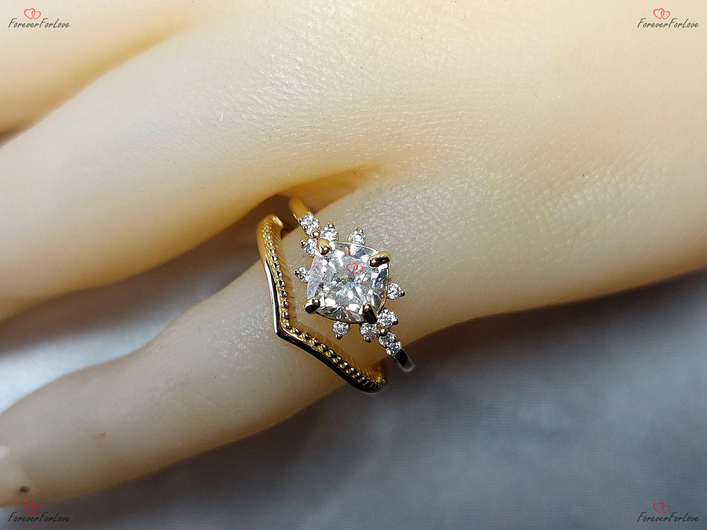 Bague de fiançailles en diamant de laboratoire taille coussin de 1,5 carat certifié IGI Cushion cut Moissanite engagement ring in Gold or Platinum — custom handcrafted by Forever For Love