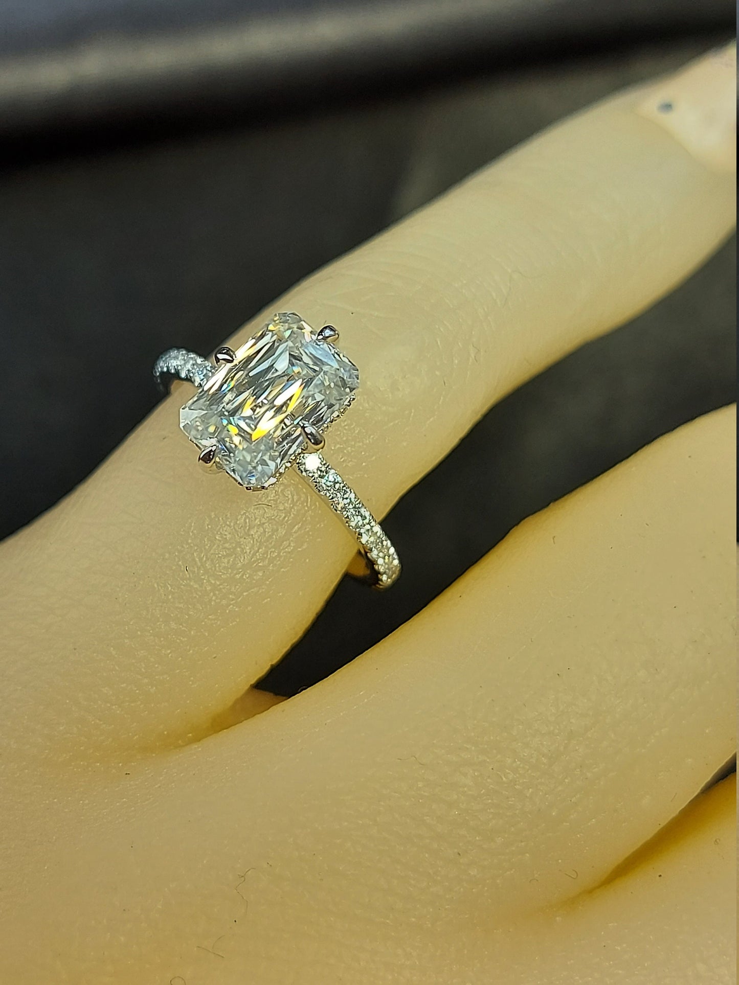 1,5 Karat/8*5,5mm Smaragdgeschliffener Crisscut Verlobungsring Weißgold 14K/18K/Platin, Moissanit Smaragd Verlobungsring, Smaragdgeschliffener Solitärring. Emerald cut Moissanite engagement ring in 935 Argentium Silber — custom handcrafted by Forever For Love