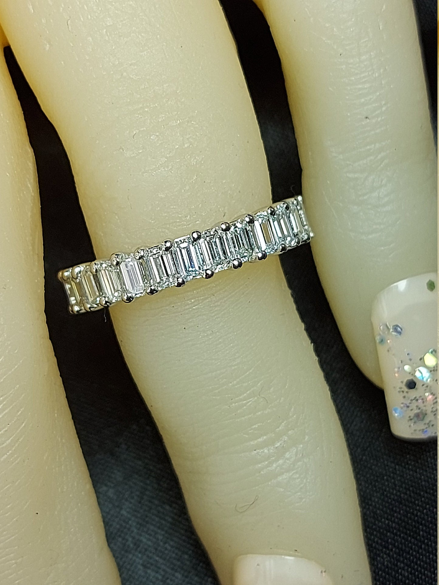 4 TCW Smaragdschliff Diamant Ehering Smaragdschliff Halb Eternity Ring Massiv Weißgold Ehering Brautring Stapelbarer Versprechensring. Emerald cut Moissanite engagement ring in 935er Argentium Silber — custom handcrafted by Forever For Love
