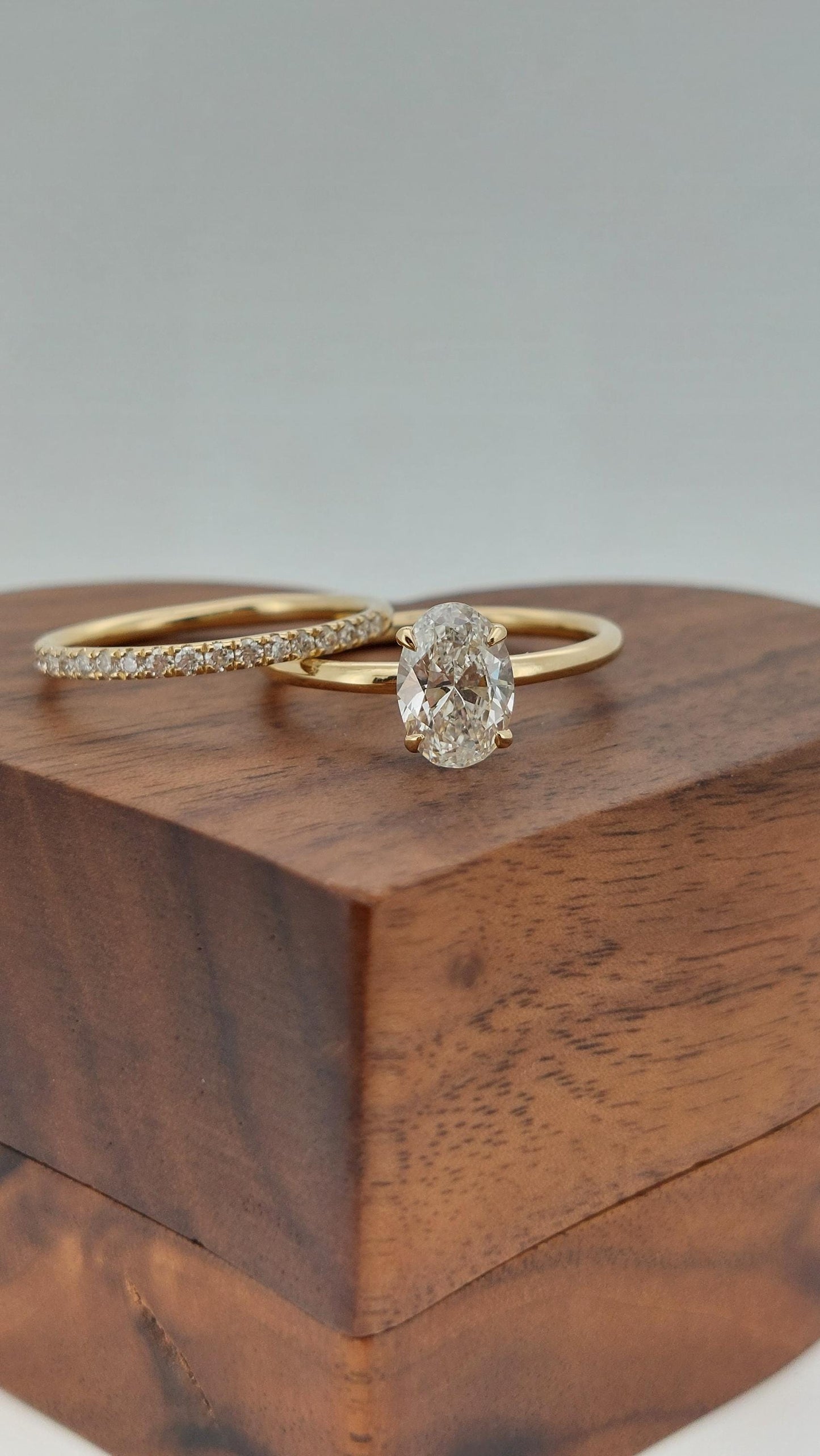 1 Karat ovaler Labor-Diamant-Verlobungsring Oval cut Moissanite engagement ring in 935 Argentium Silber — custom handcrafted by Forever For Love