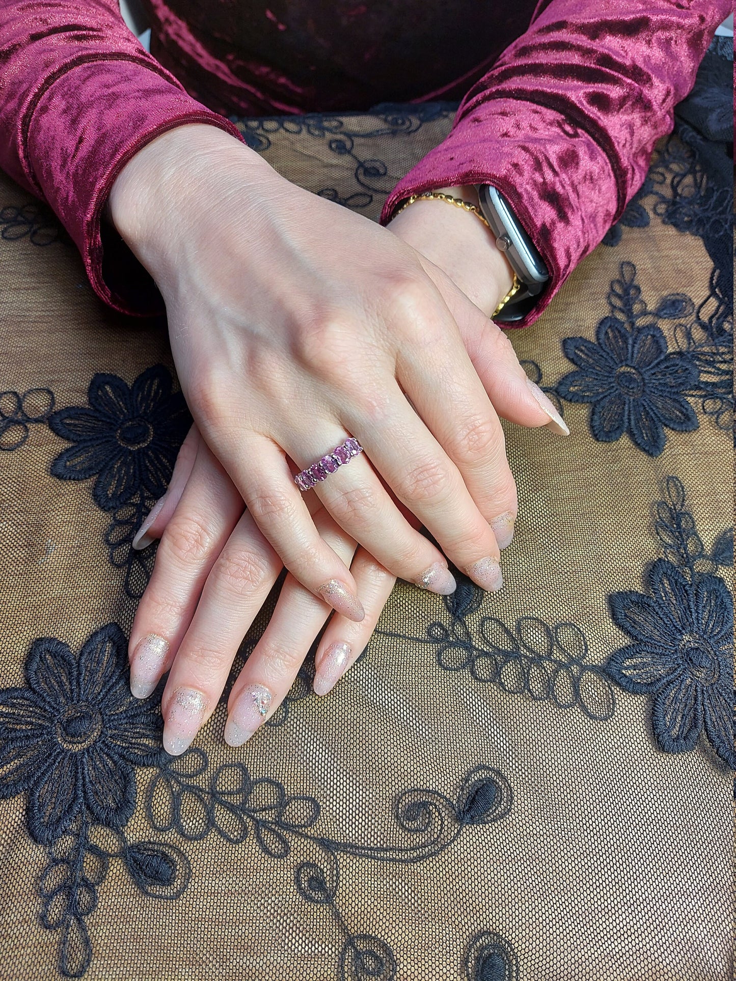 Ovales Eternity-Band aus rosa Saphiren Oval cut Moissanite engagement ring in 935 Argentium Silber — custom handcrafted by Forever For Love