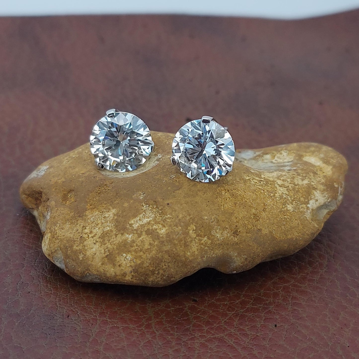 Boucles d'oreilles de mariage en diamant rond de laboratoire, clous de diamant ronds de 1,0 à 4,0 CT, clous d'oreilles en diamant pour femme, cadeaux d'anniversaire 1 totaliser Moissanite engagement ring in Gold or Platinum — custom handcrafted by Forever For Love