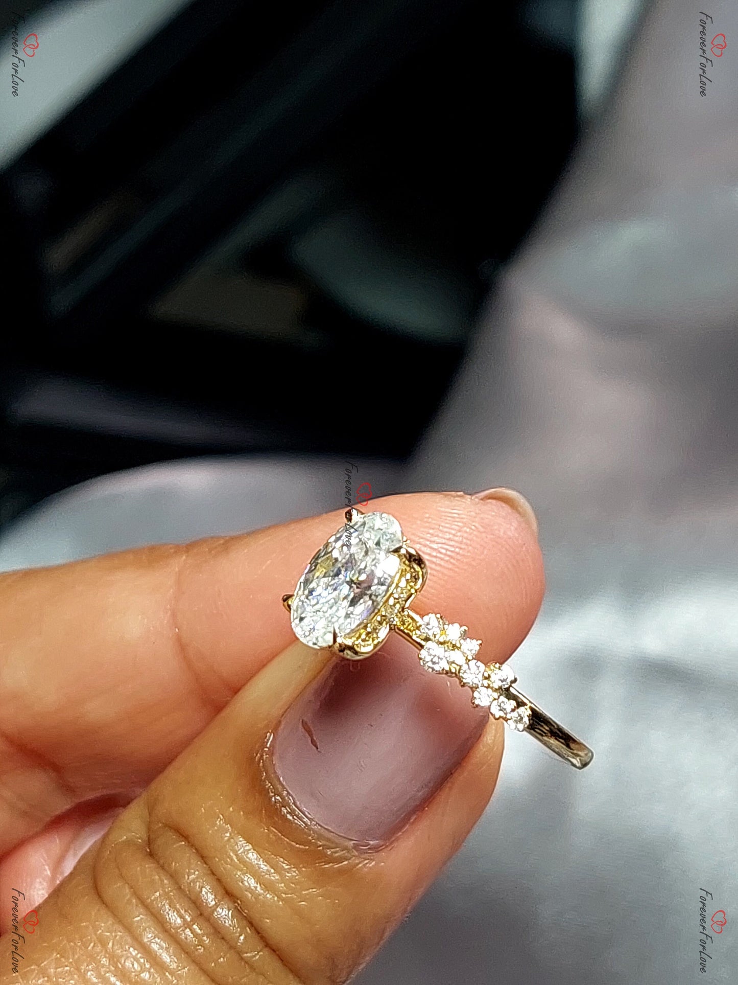 1,5 Karat ovaler Diamant, Moissanit Verlobungsring Oval cut Moissanite engagement ring in Gold or Platinum — custom handcrafted by Forever For Love