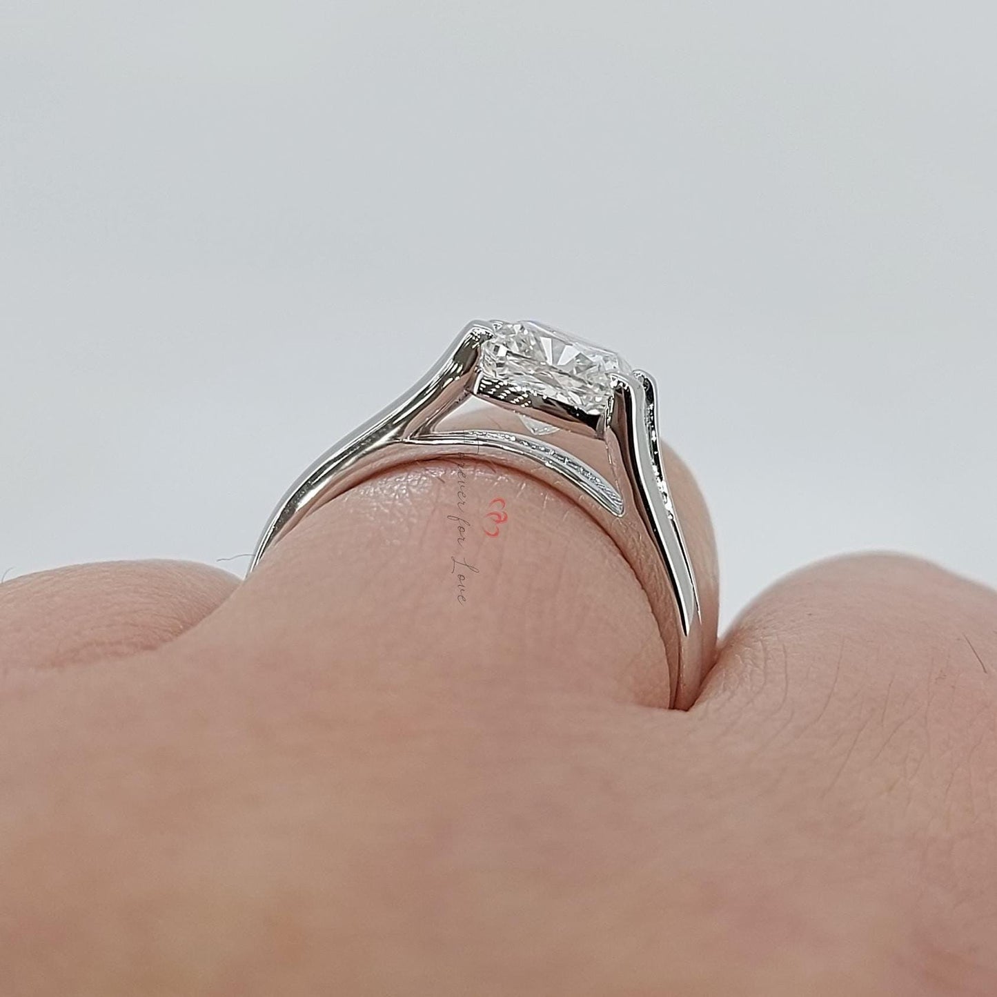 2 Karat Kissen-Labor-Diamant-Solitär-Verlobungsring Cushion cut Moissanite engagement ring in 935 Argentium Silber — custom handcrafted by Forever For Love