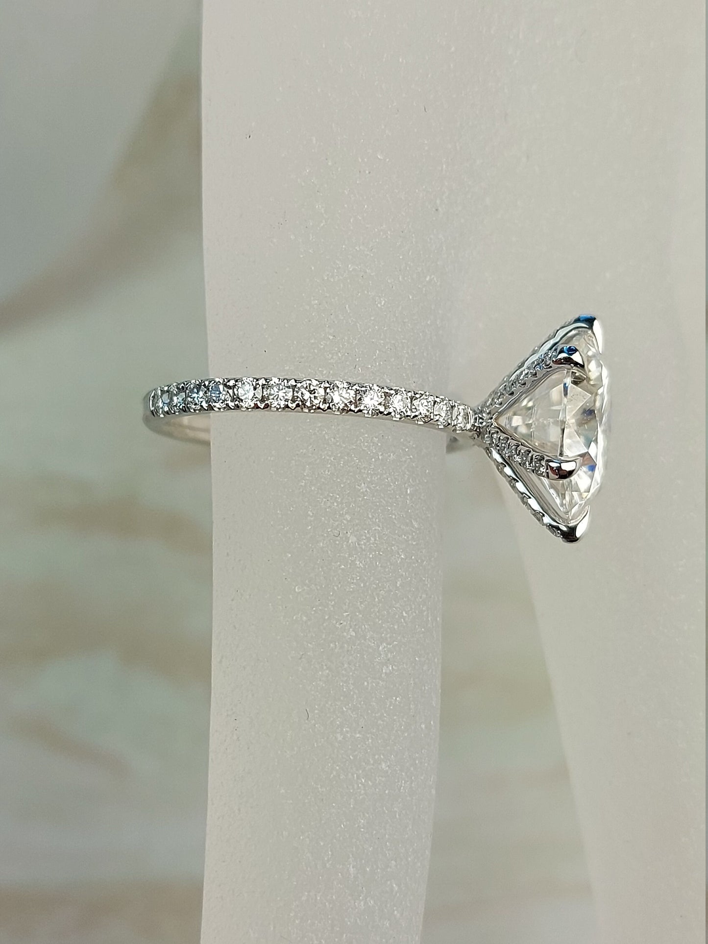 4 Karat IGI zertifizierter runder Labor-Diamant-Solitär mit Pavé-Band Round cut Moissanite engagement ring in 935er Argentium Silber — custom handcrafted by Forever For Love