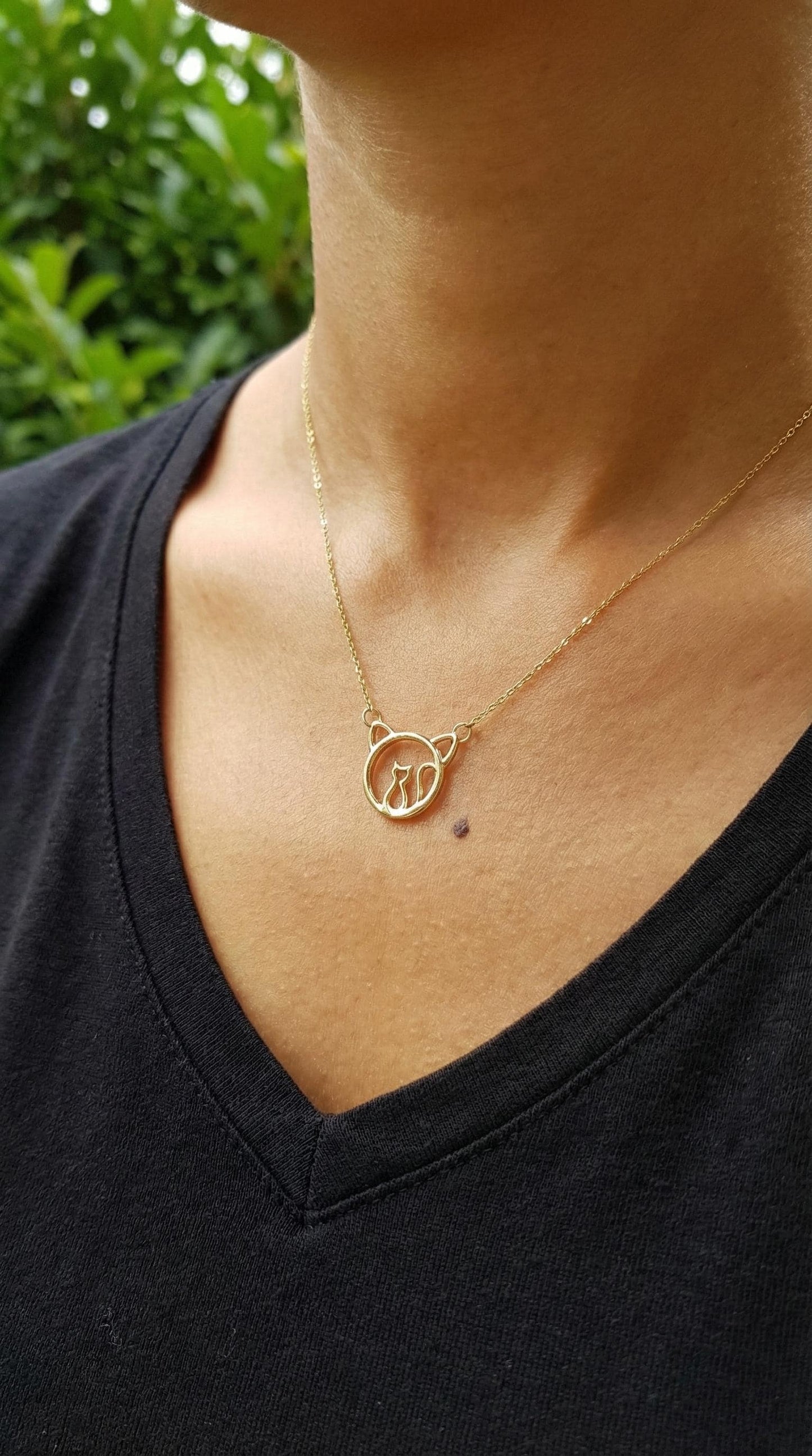 Katzenkette aus massivem Gold, 14 Karat Gelbgold, zierlicher minimalistischer Katzenanhänger, zierliche Damenkette, besonderes Geschenk für sie. Moissanite engagement ring in Gold or Platinum — custom handcrafted by Forever For Love