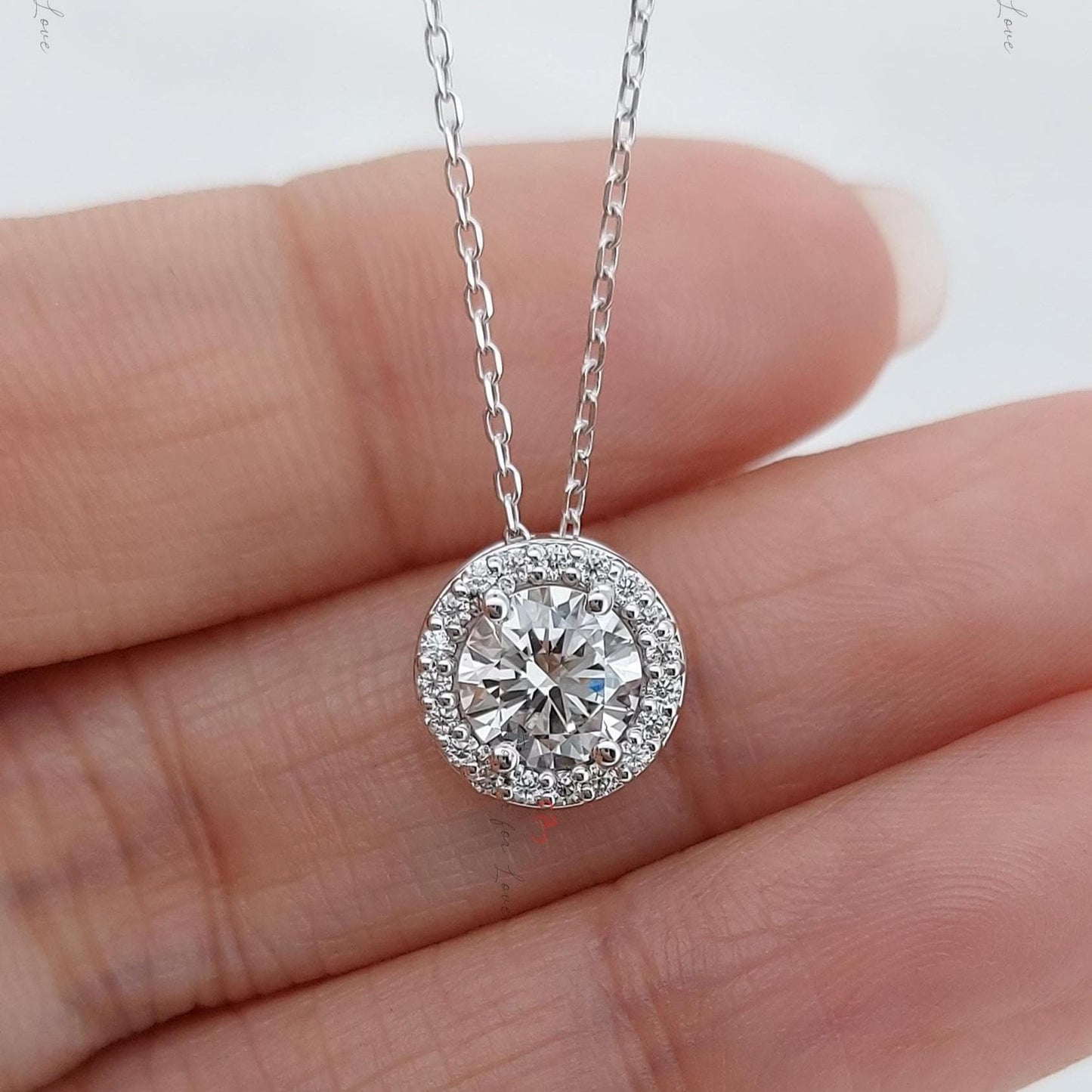 Runde Diamant-Halskette, 14 Karat Weißgold, zierliche minimalistische runde Anhänger, echte Diamant-Damen-Halskette, besonderes Geschenk für sie. Moissanite engagement ring in Gold or Platinum — custom handcrafted by Forever For Love