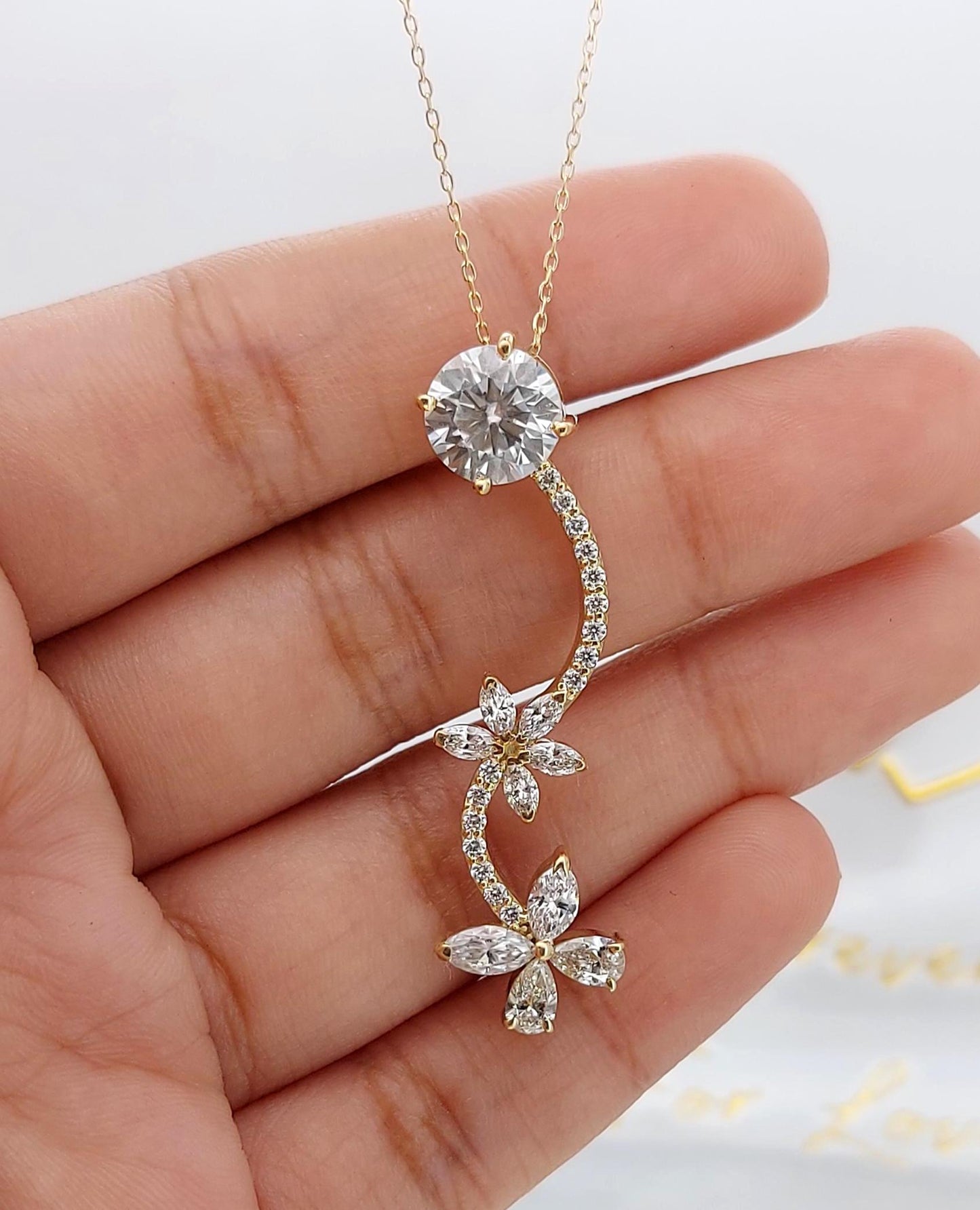 Pendentif en diamant lierre floral 1,2 ct E/VVS2, diamant de synthèse rond, marquise et poire, collier en or massif, cadeau idéal pour elle Moissanite engagement ring in Gold or Platinum — custom handcrafted by Forever For Love