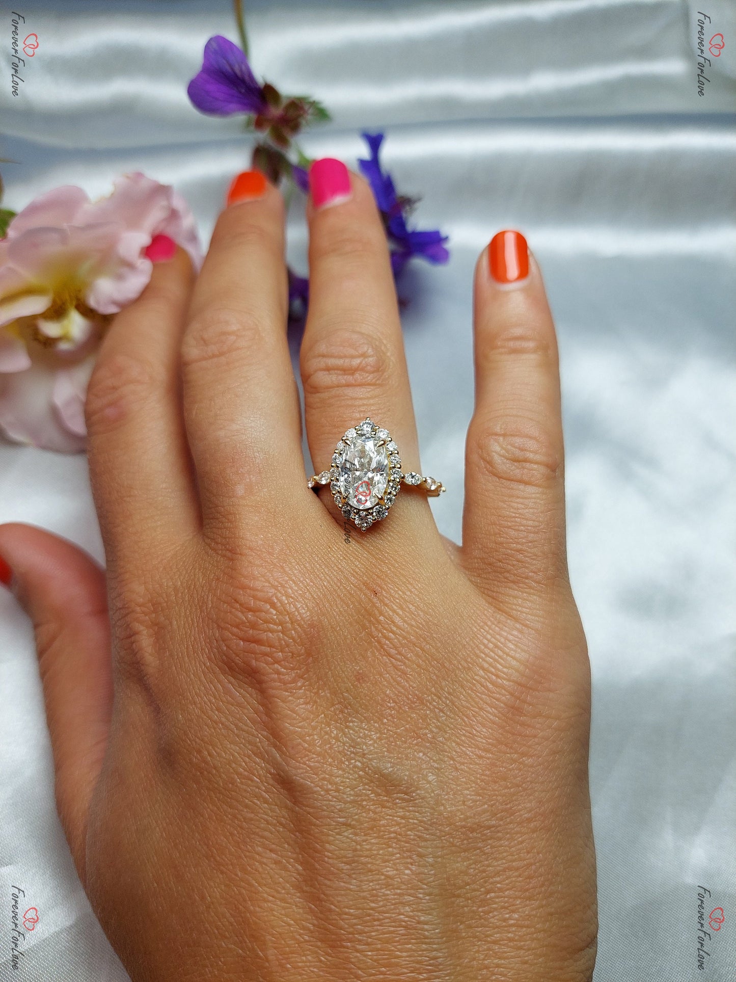 3 Karat ovaler Moissanit- & Diamant-Verlobungsring mit Halo Oval cut Moissanite engagement ring in 935er Argentium Silber — custom handcrafted by Forever For Love