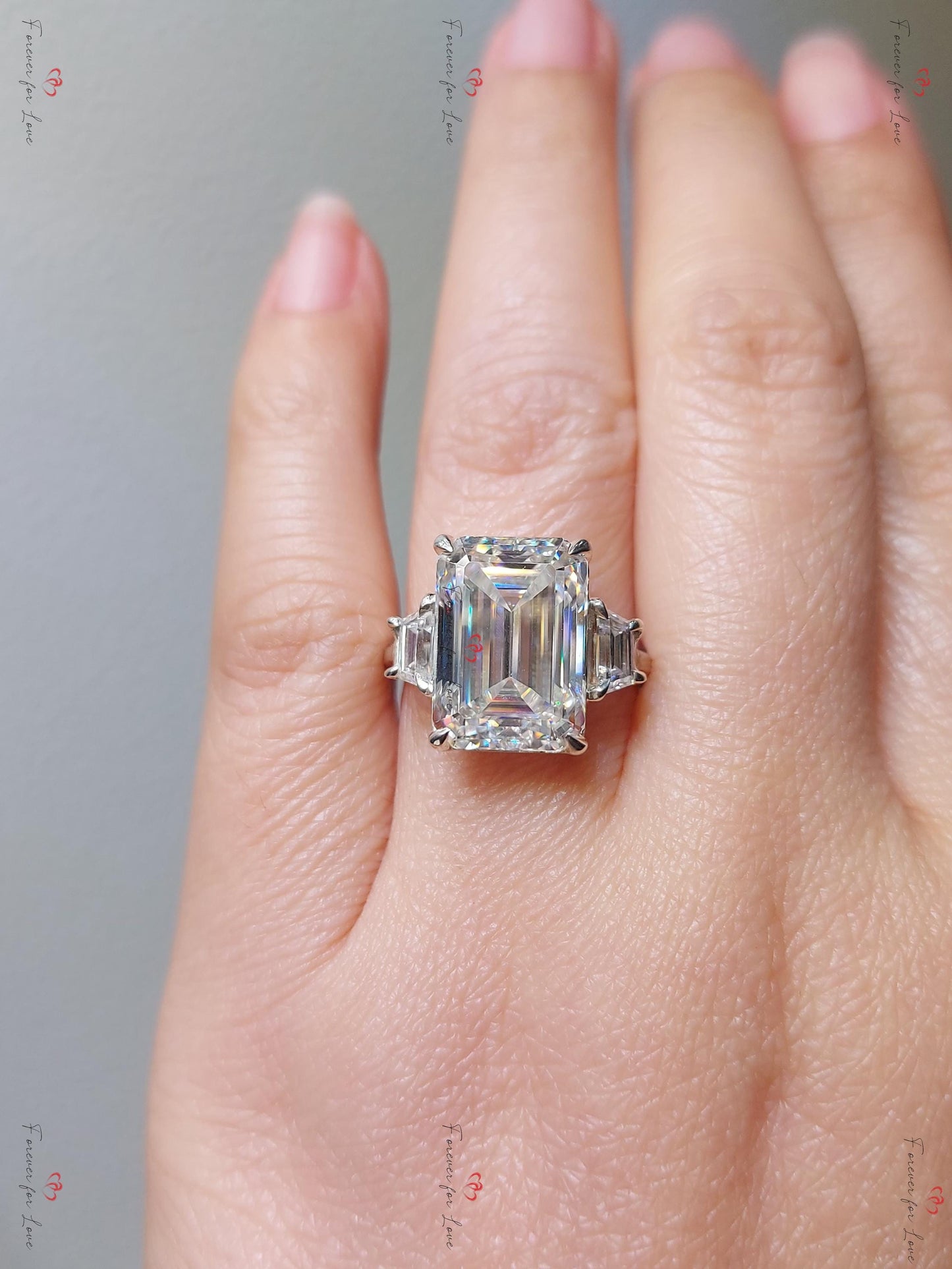 Drei-Stein-Verlobungsring mit smaragdgeschliffenem Moissanit, smaragdgeschliffenem und trapezgeschliffenem Moissanit, Drei-Stein-Ehering, Jahrestagsring. Emerald cut Moissanite engagement ring in Gold or Platinum — custom handcrafted by Forever For Love