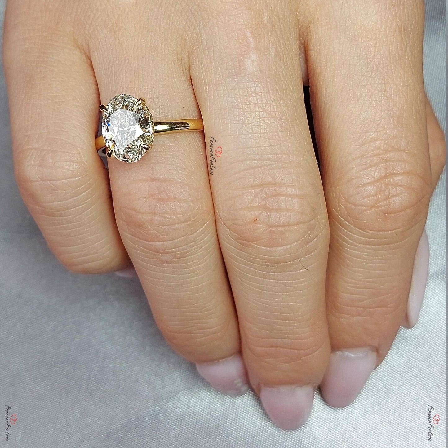 IGI-zertifizierter Solitär-Verlobungsring mit ovalem Labor-Diamant Oval cut Moissanite engagement ring in 935 Argentium Silber — custom handcrafted by Forever For Love