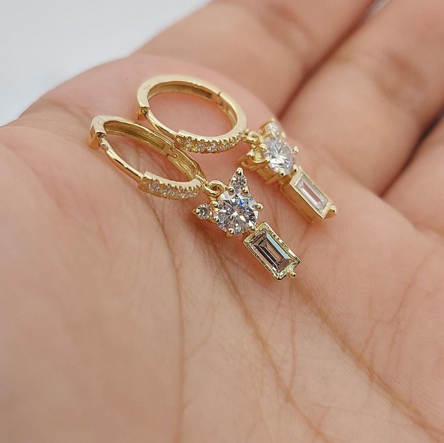 14 Karat Gold Creolen, Teddybär-Cluster-Ohrringe, Baguette- und runde Diamanten, Labor-Diamant-Creolen, im Labor gezüchteter Diamant, Creolen aus massivem Gold, perfektes Geschenk Moissanite engagement ring in Gold or Platinum — custom handcrafted by Forever For Love