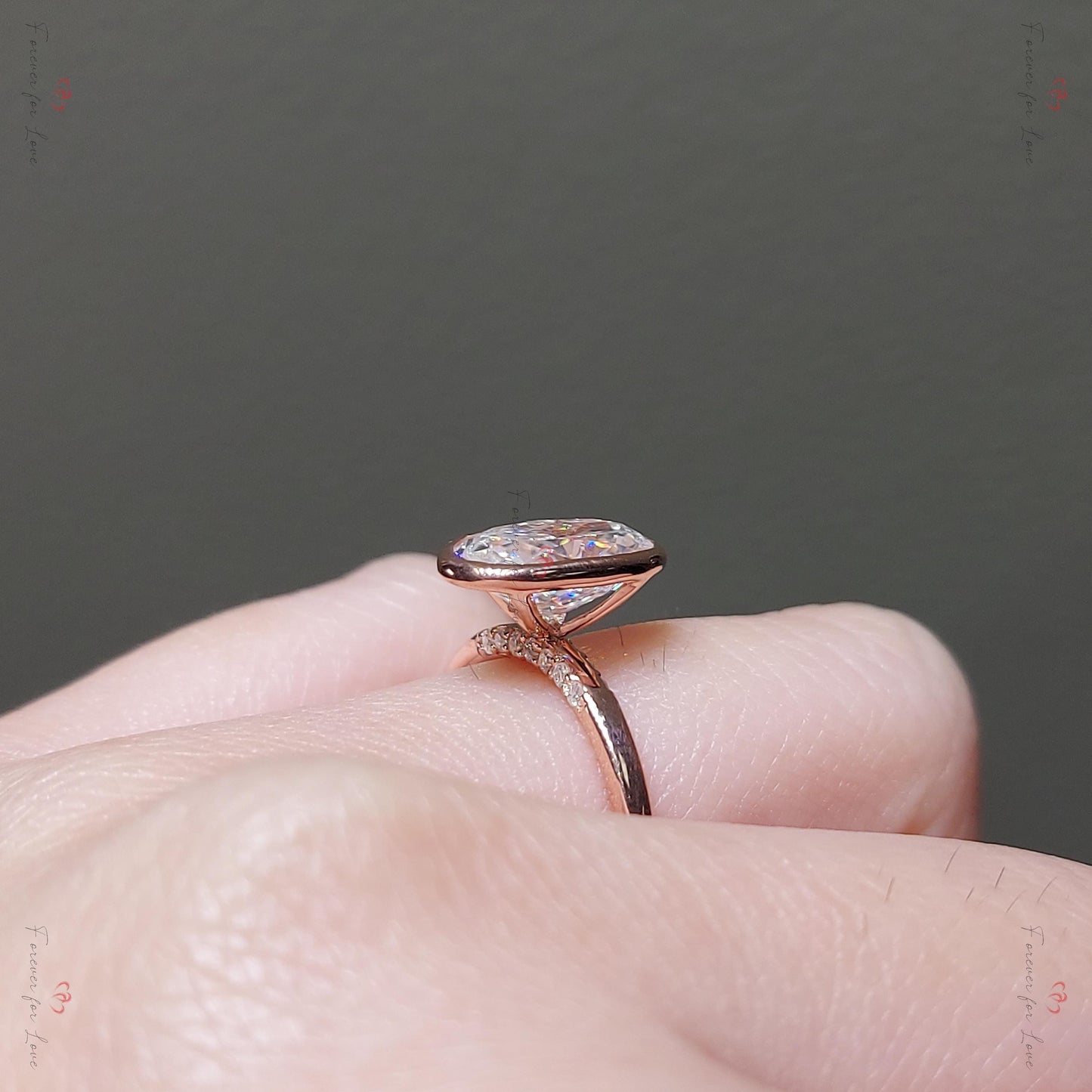 3 Karat ovaler Solitär-Moissanit-Verlobungsring mit Diamanten und Lünettenfassung Oval cut Moissanite engagement ring in 935er Argentium Silber — custom handcrafted by Forever For Love