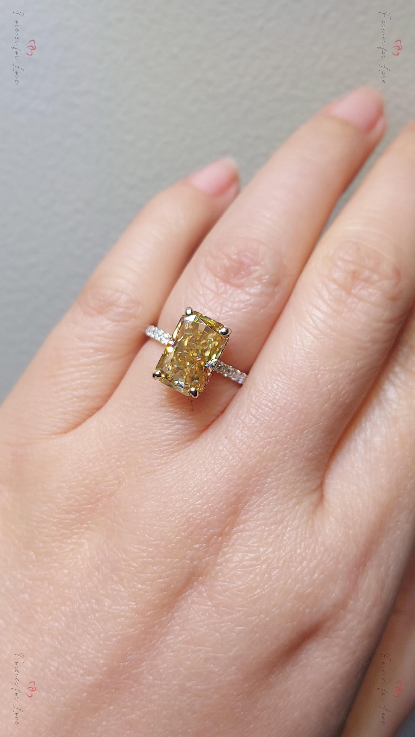 Bague de fiançailles en moissanite jaune taille radiant 4 carats Radiant cut 1Ct Moissanite taille brillant engagement ring in Gold or Platinum — custom handcrafted by Forever For Love