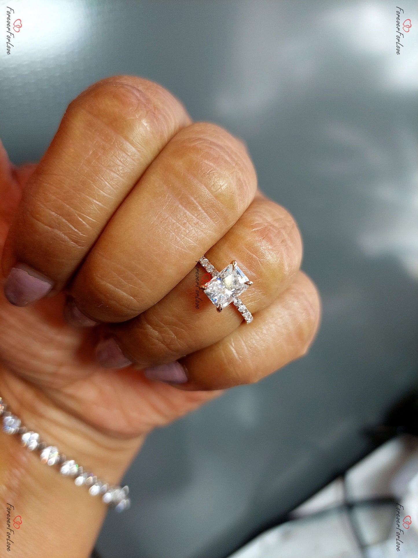 Strahlender Moissanit Ewigkeitstrauring Radiant cut Moissanite engagement ring in 935er Argentium Silber — custom handcrafted by Forever For Love