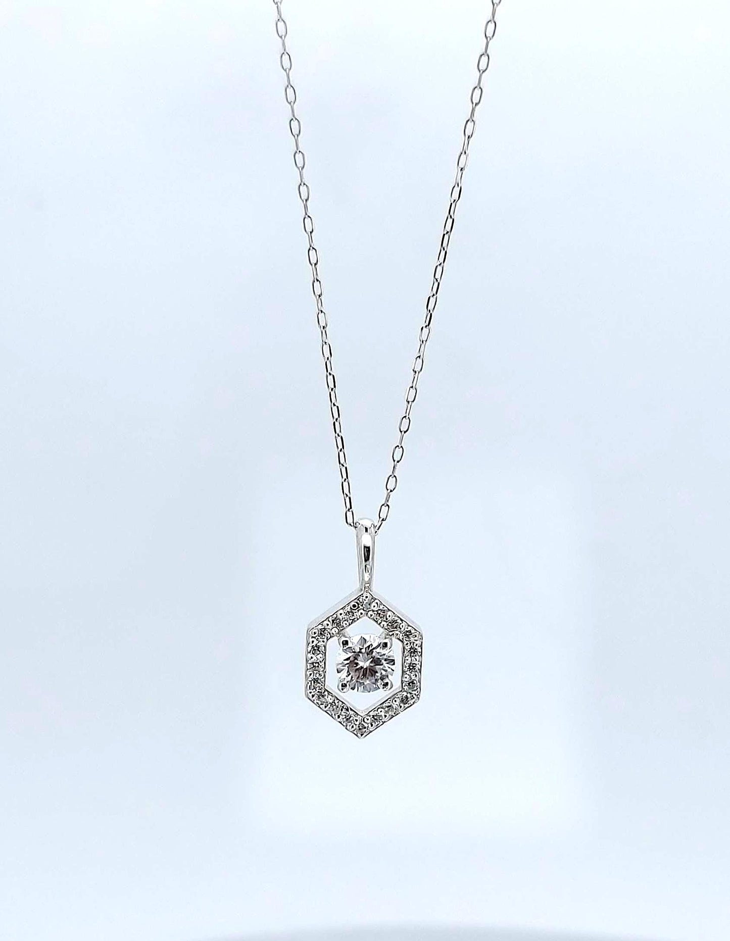 Halskette mit rundem Diamanten, 14 Karat Gelbgold, zierlicher minimalistischer Anhänger, Labordiamanten Damenhalskette, einzigartiges Design, besonderes Geschenk für sie. Moissanite engagement ring in Gold or Platinum — custom handcrafted by Forever For Love
