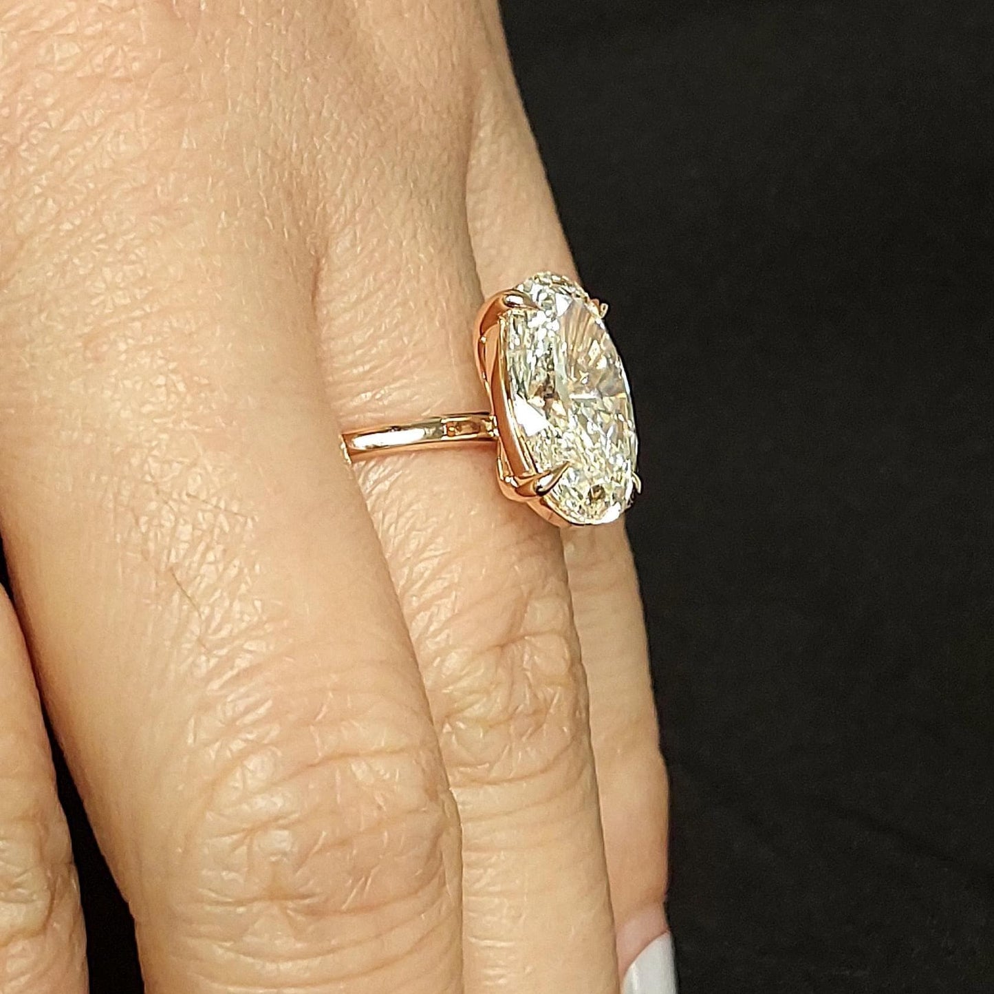 Bague de Fiançailles Solitaire 4 Ct Ovale en Diamant de Laboratoire Certifié IGI Oval cut 1Ct Moissanite taille brillant engagement ring in Gold or Platinum — custom handcrafted by Forever For Love