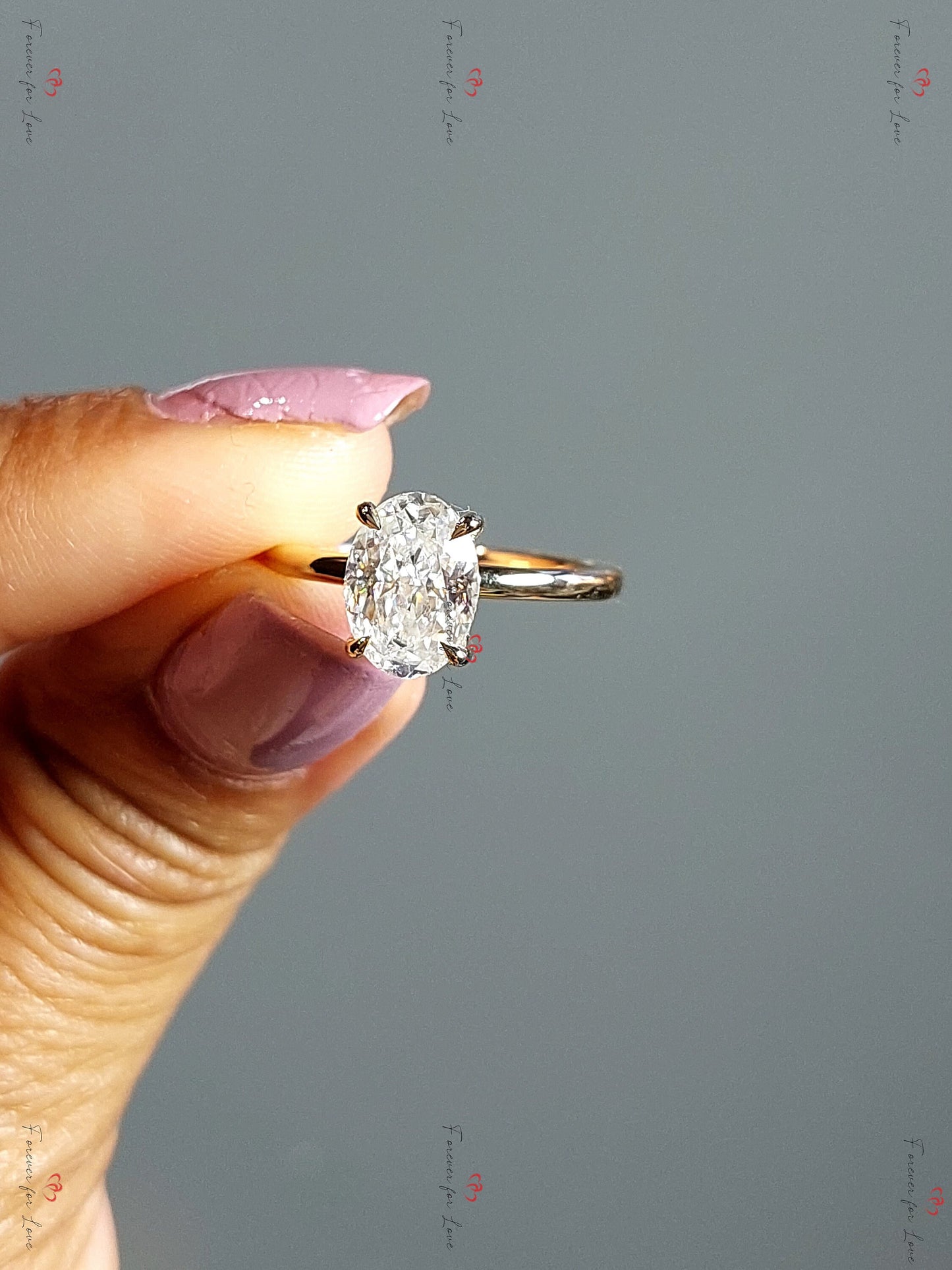 Ovale Moissanit-Solitär-Verlobungsring mit verstecktem Halo Oval cut Moissanite engagement ring in 935er Argentium Silber — custom handcrafted by Forever For Love