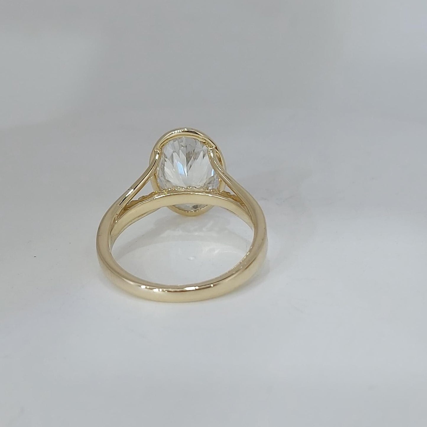 3,5 Karat Ovaler Labordiamant Ehering mit geteilter Ringschiene Oval cut Moissanite engagement ring in 935er Argentium Silber — custom handcrafted by Forever For Love