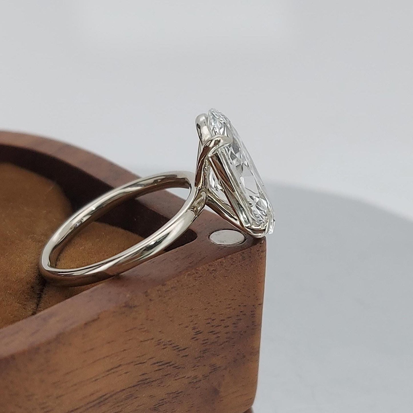 Verlobungsring mit ovalem Diamanten aus dem Labor, 4 Karat Oval cut Moissanite engagement ring in 935er Argentium Silber — custom handcrafted by Forever For Love