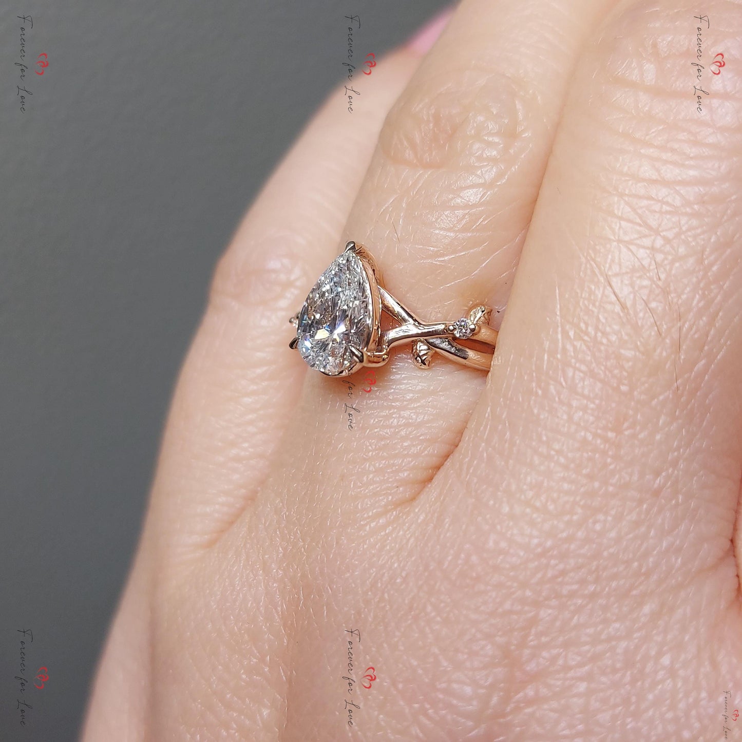 3 Karat IGI zertifizierter birnenförmiger Labor-Diamant-Verlobungsring Pear cut Moissanite engagement ring in 935 Argentium Silber — custom handcrafted by Forever For Love