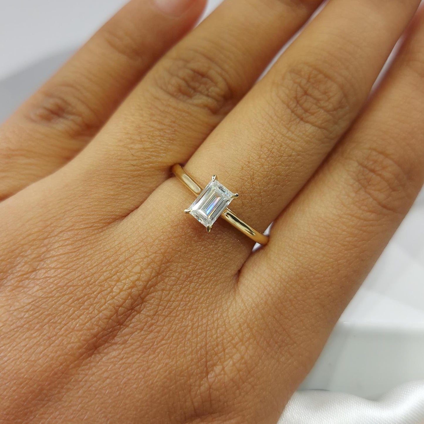 0,8 Karat IGI-zertifizierter Smaragd-Diamant, Smaragd-Solitär-Verlobungsring Emerald cut Moissanite engagement ring in 935 Argentium Silber — custom handcrafted by Forever For Love