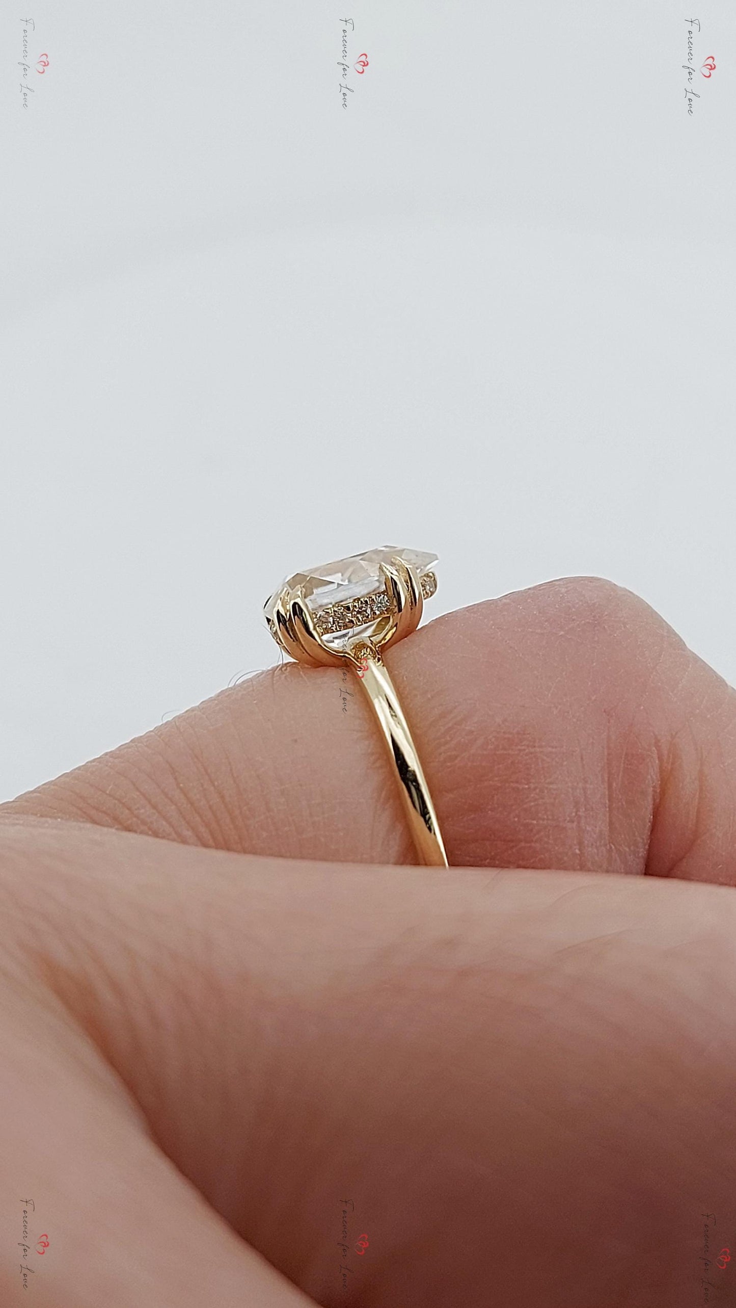 2 Karat Birnen-Moissanit-Ring mit verstecktem Heiligenschein – anpassbare Karatzahl Pear cut Moissanite engagement ring in 935 Argentium Silber — custom handcrafted by Forever For Love