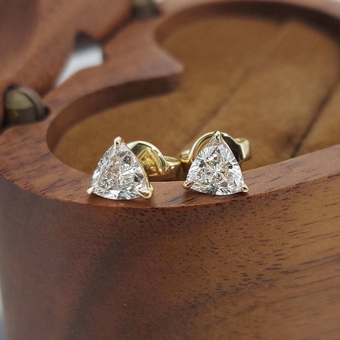 Boucles d'oreilles clous en diamant taille trillion 0,75 CTW, clous taille trillion, boucles d'oreilles en diamant, or massif 14K, boucles d'oreilles pour tous les jours, cadeau parfait Moissanite engagement ring in Gold or Platinum — custom handcrafted by Forever For Love