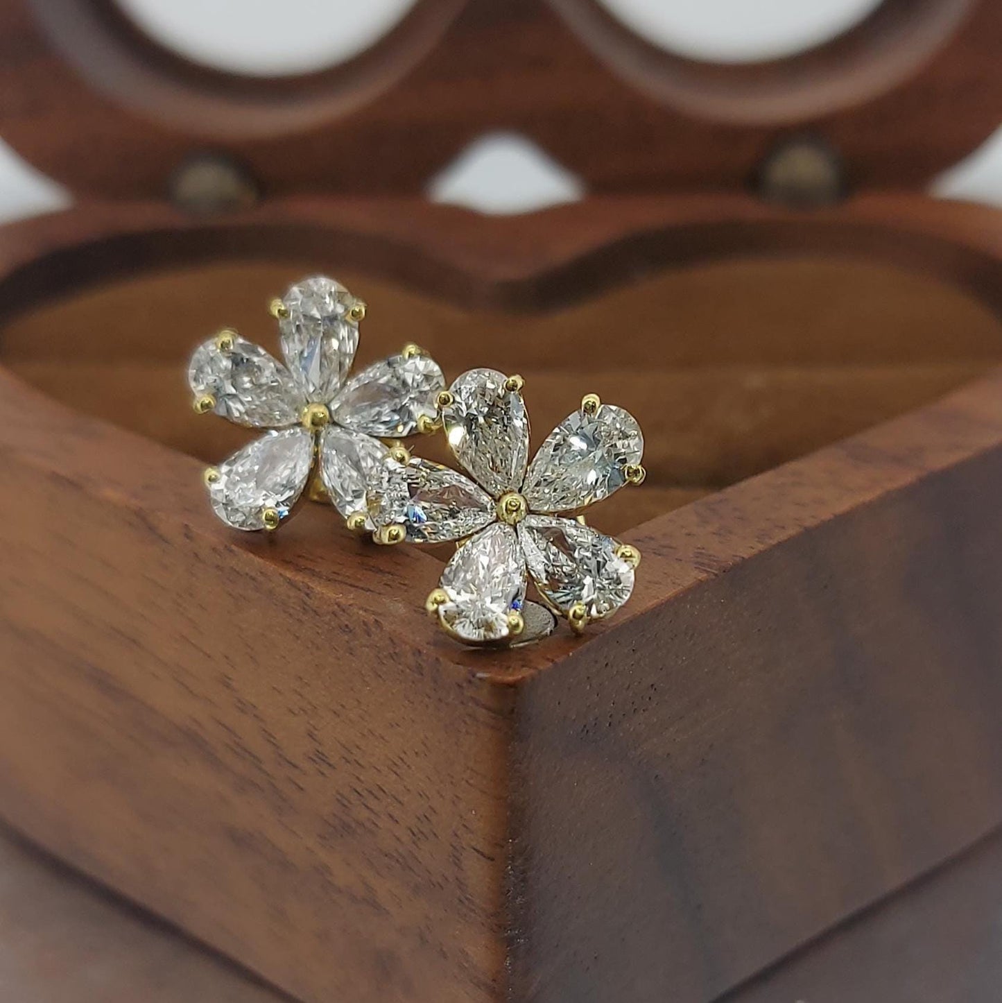 14 Karat Gold Ohrstecker mit tropfenförmigem Blumenmotiv und Diamanten, Labor-Diamantohrstecker, im Labor gezüchteter Diamant, Ohrstecker aus massivem Gold, Blumenohrringe, perfektes Geschenk Moissanite engagement ring in Gold or Platinum — custom handcrafted by Forever For Love