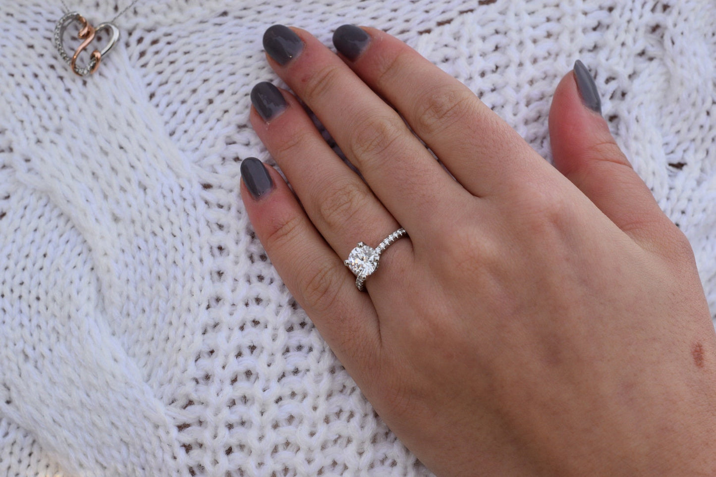 1,2 Karat runder Moissanit-Verlobungsring mit verstecktem Heiligenschein Round cut Moissanite engagement ring in 935 Argentium Silber — custom handcrafted by Forever For Love