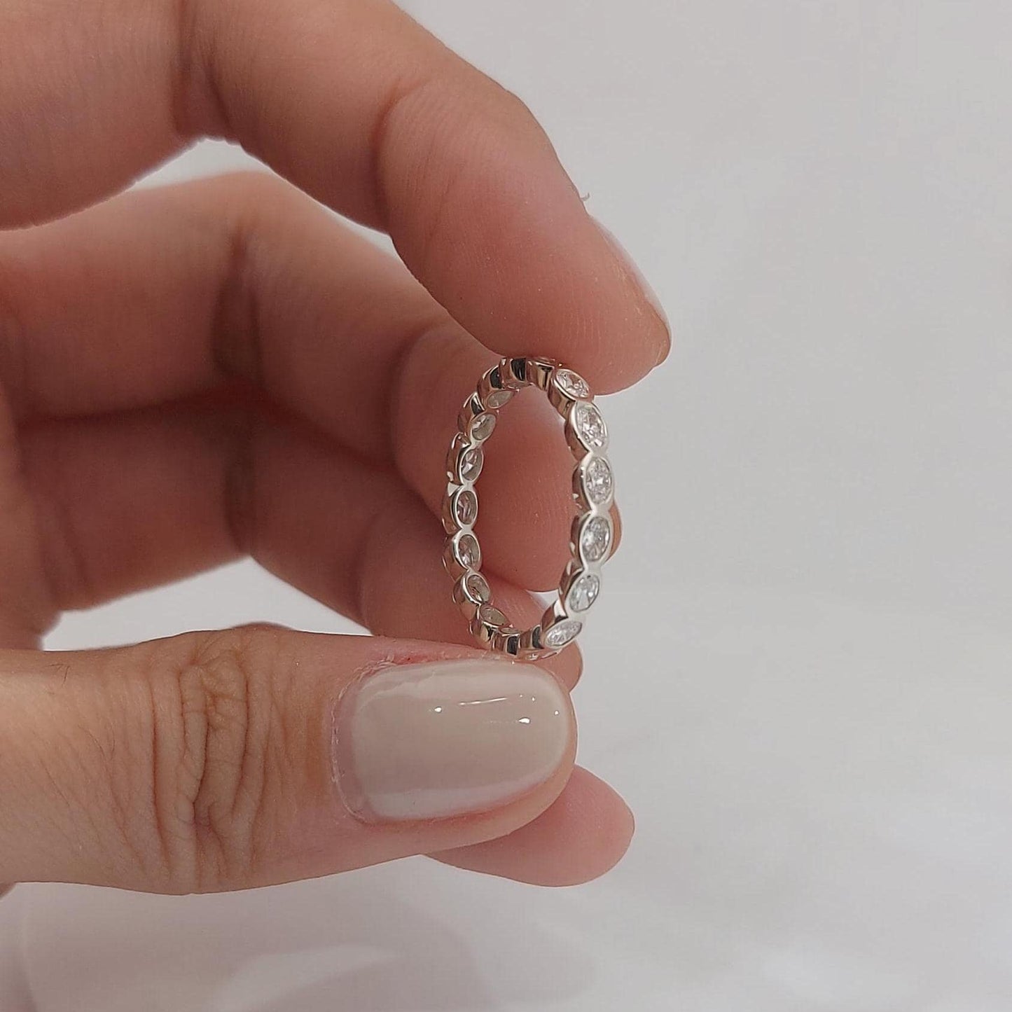 Ovale Labor-Diamant-Full-Eternity-Band quer gefasst Oval cut Moissanite engagement ring in 935er Argentium Silber — custom handcrafted by Forever For Love