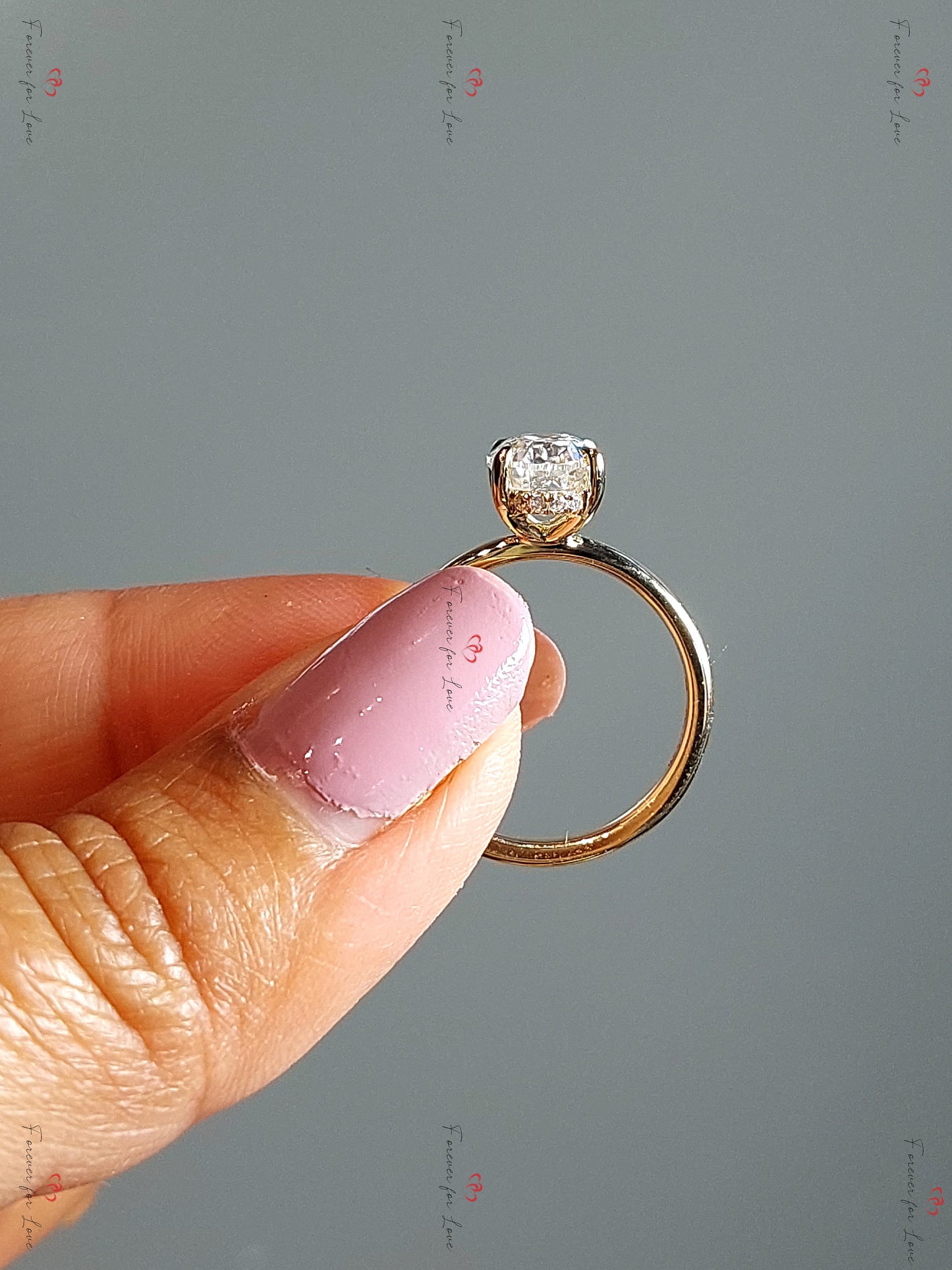 Ovale Moissanit-Solitär-Verlobungsring mit verstecktem Halo Oval cut Moissanite engagement ring in 935er Argentium Silber — custom handcrafted by Forever For Love