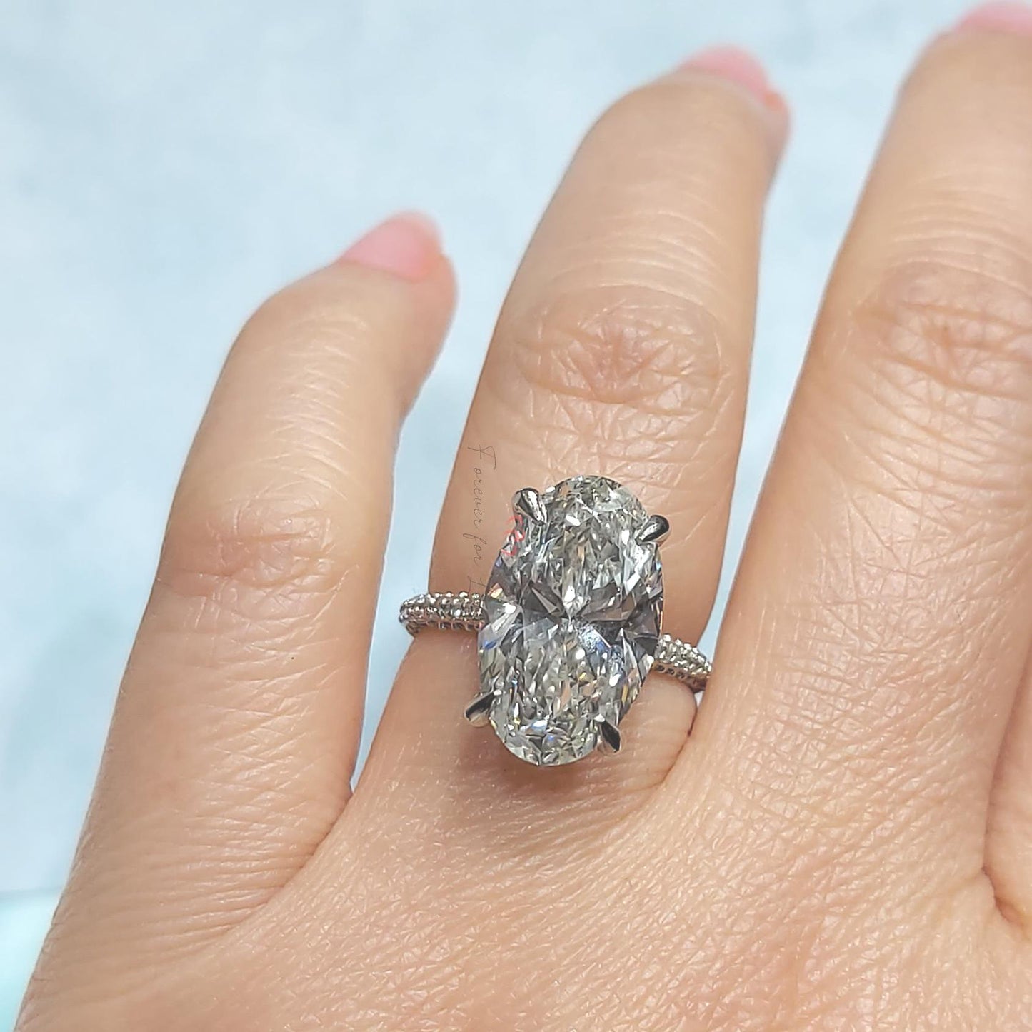 8 Karat ovaler Labor-Diamant-Solitär-Verlobungsring Oval cut Moissanite engagement ring in 935 Argentium Silber — custom handcrafted by Forever For Love