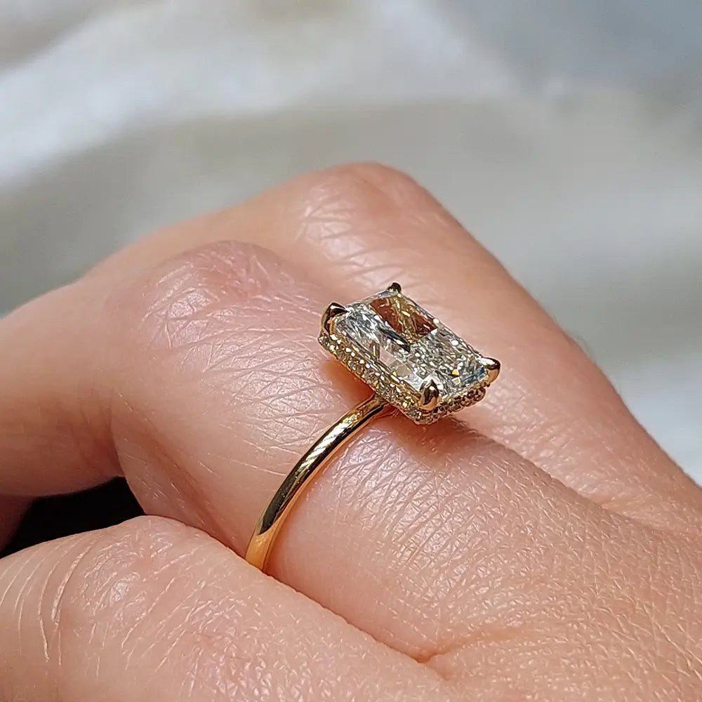 Verlobungsring Verdeckter Halo Radiant-Schliff 5ct Moissanit oder Diamant Gelbgold Radiant cut Moissanite engagement ring in 935er Argentium Silber — custom handcrafted by Forever For Love