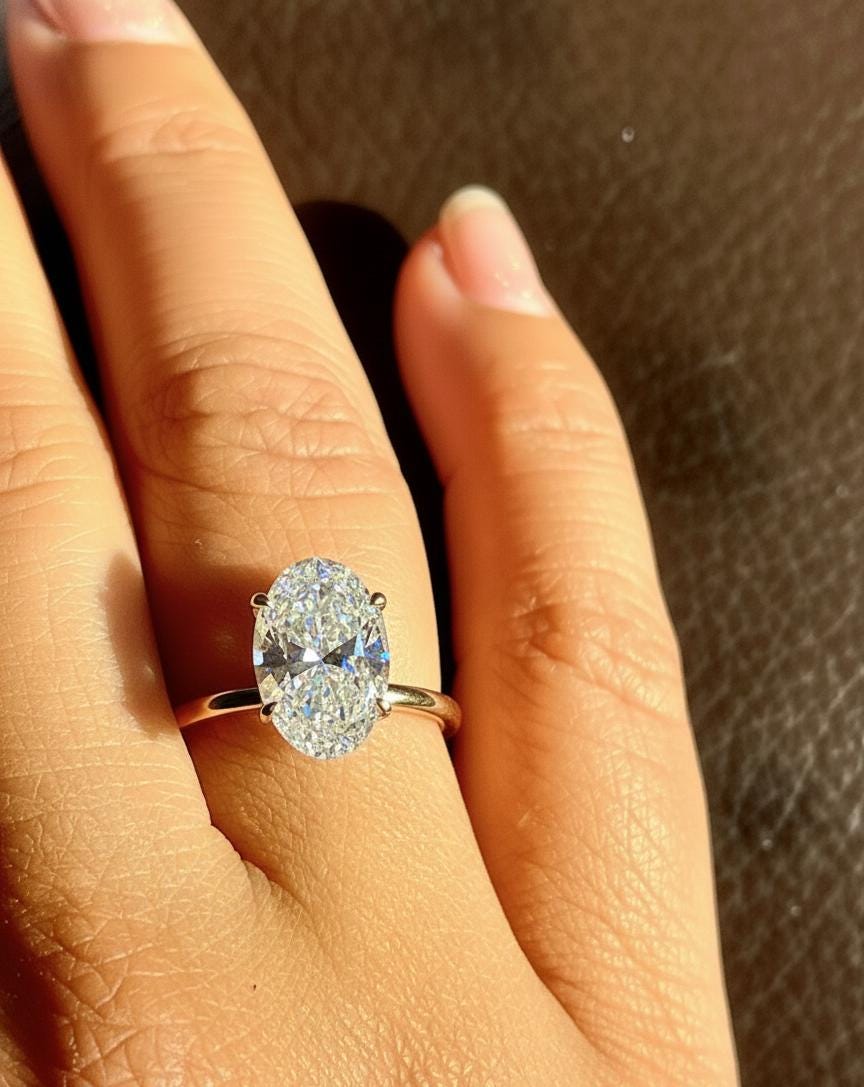 2,8 Karat ovaler Moissanit-Verlobungsring mit verstecktem Halo Oval cut Moissanite engagement ring in 935er Argentium Silber — custom handcrafted by Forever For Love