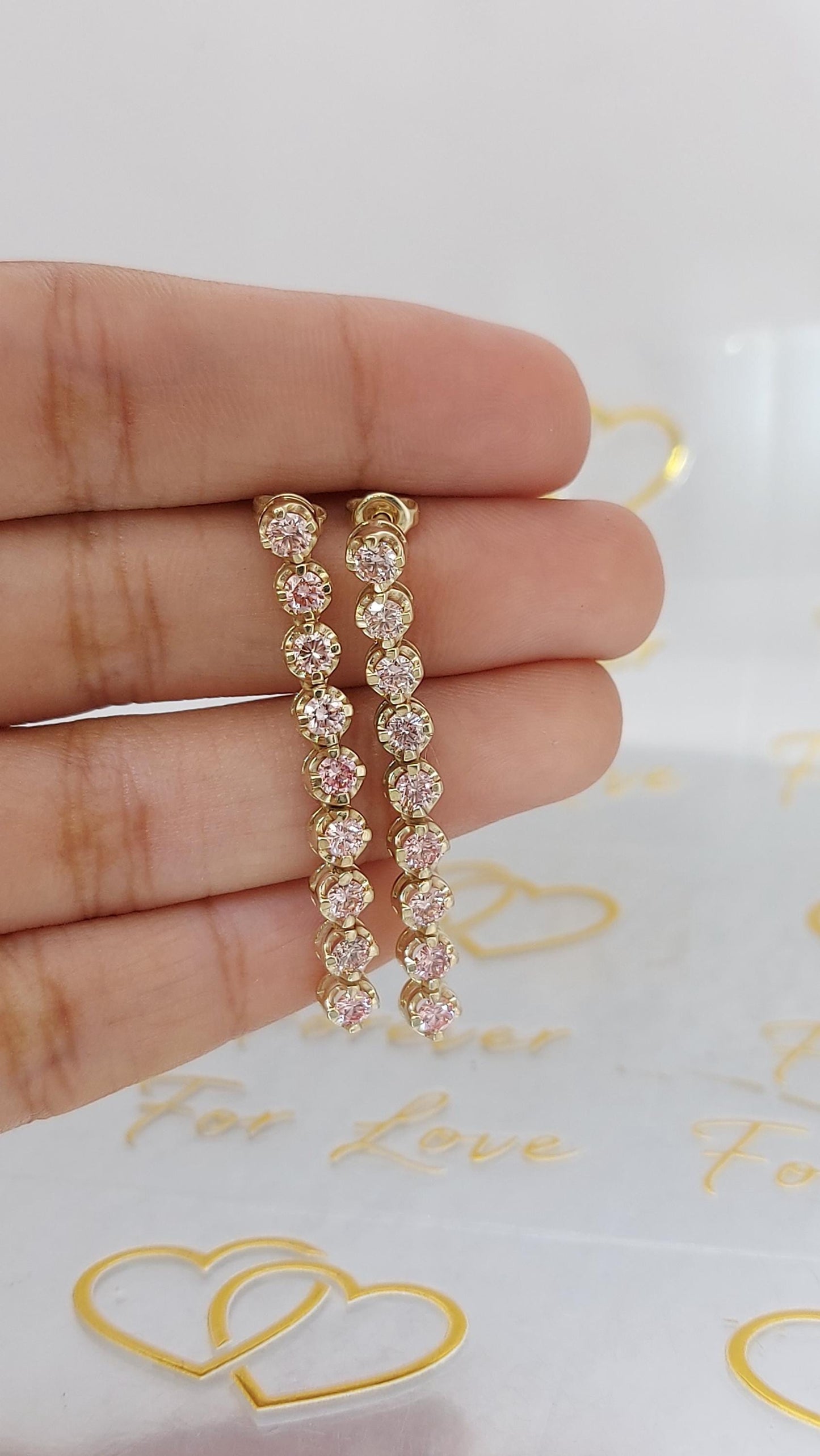 14k Roségoldene, im Labor gezüchtete Hängeohrringe, rosafarbene Saphir-Ohrringe, baumelnde, im Labor gezüchtete Steine, 14k Gelb-, Weiß-, Roségold-Paar Ohrringe. Moissanite engagement ring in Gold or Platinum — custom handcrafted by Forever For Love