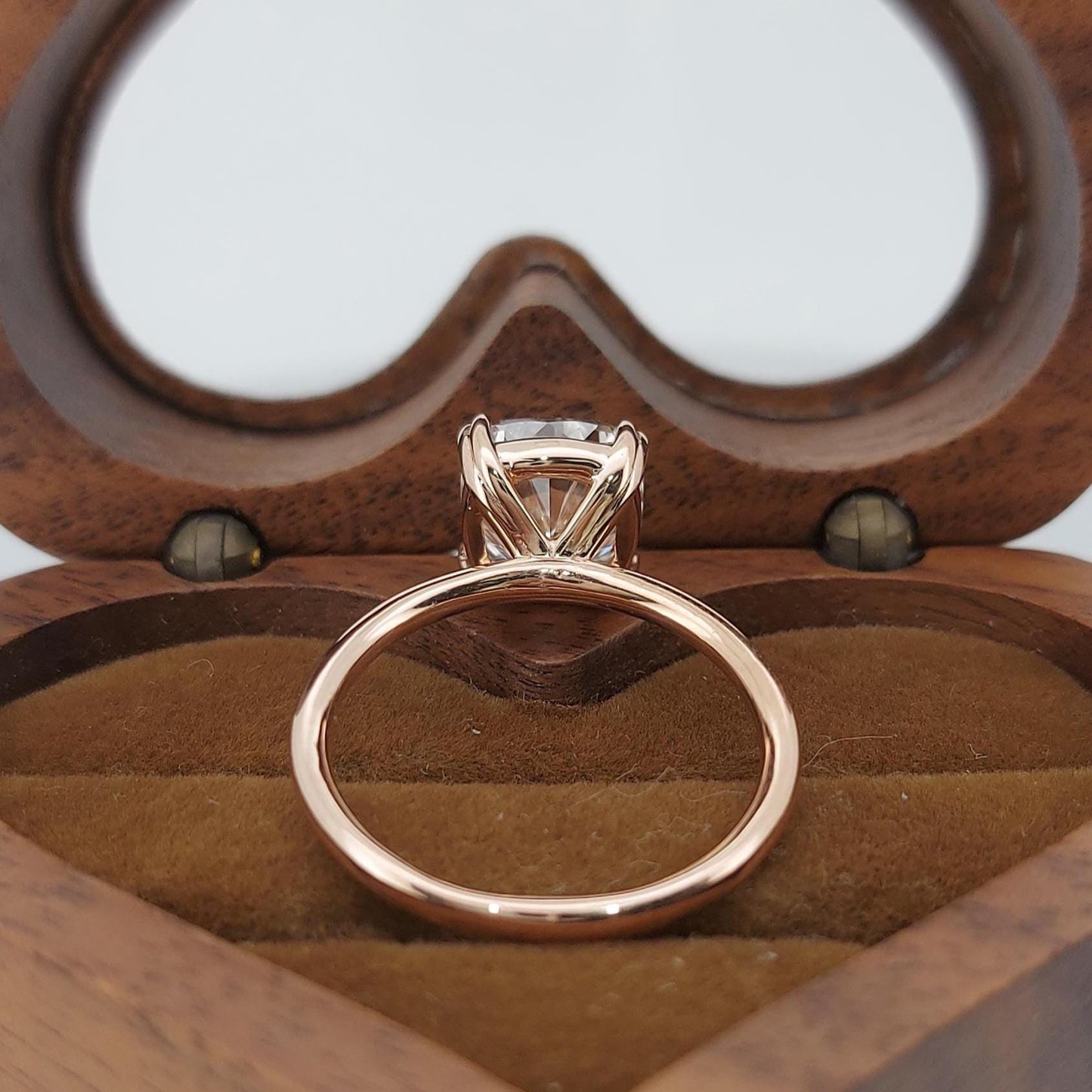 Bague de fiançailles délicate en diamant de laboratoire de taille coussin de 3 carats certifié IGI Cushion cut 1Ct Moissanite taille brillant engagement ring in Gold or Platinum — custom handcrafted by Forever For Love